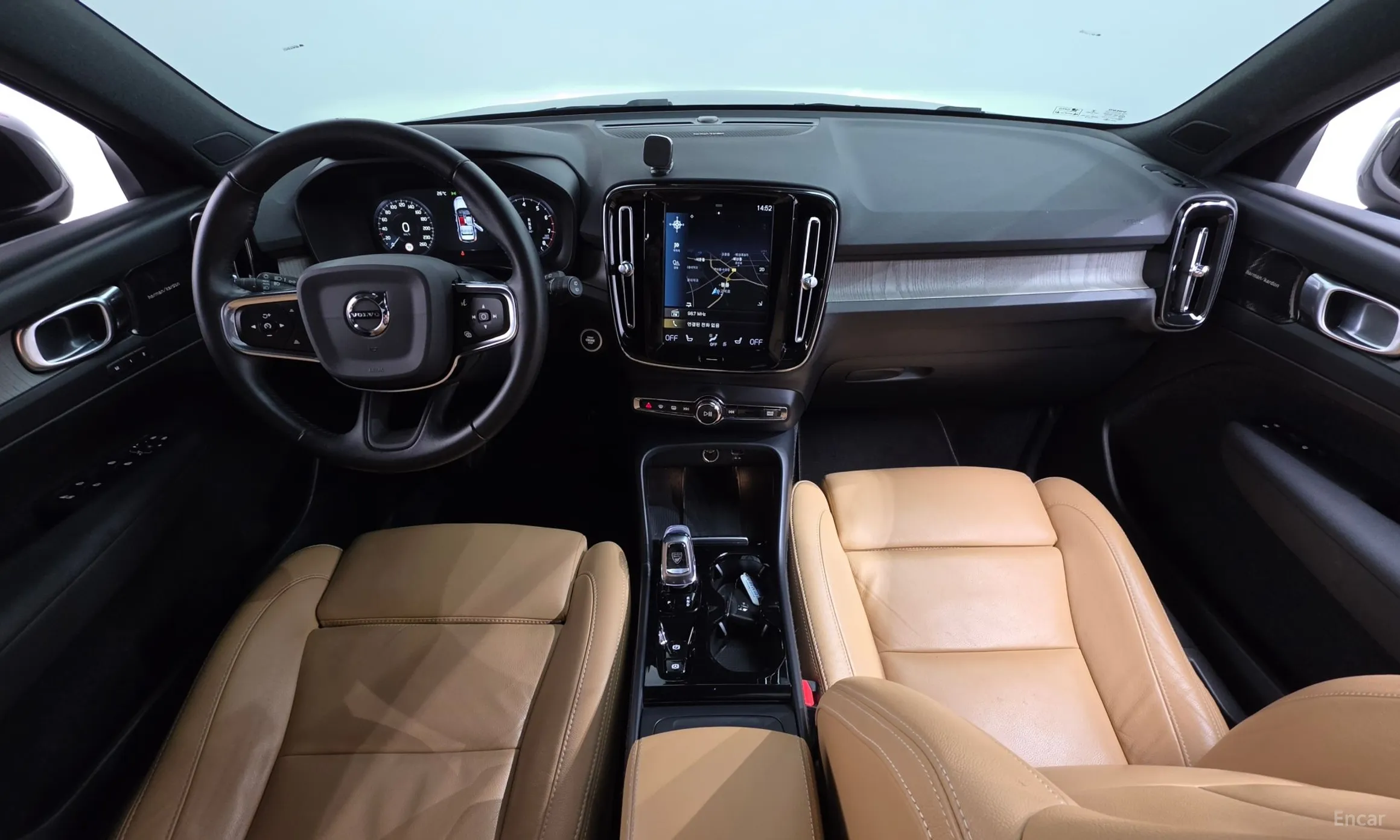 Volvo XC40 превью 7