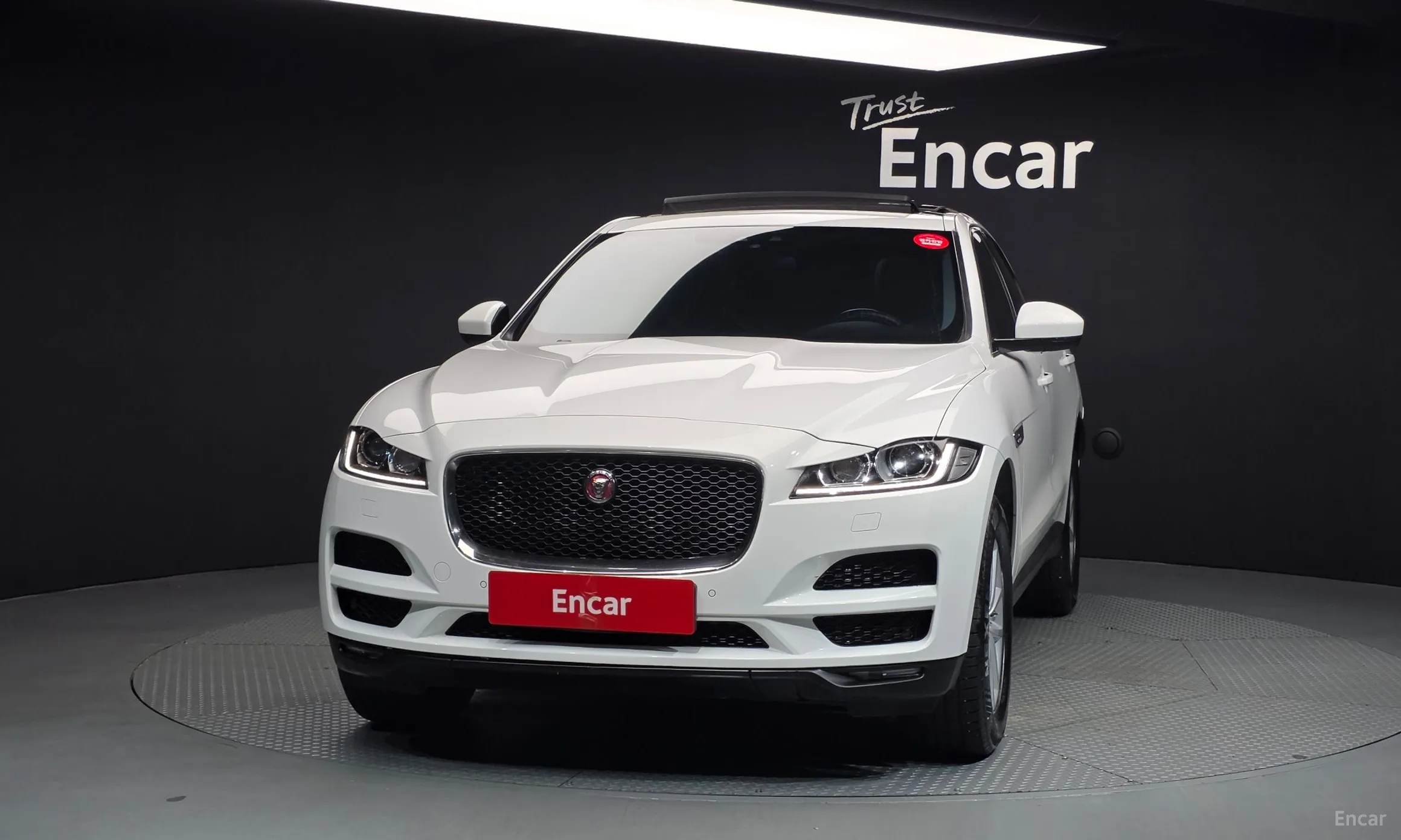 Jaguar F-PACE превью 3