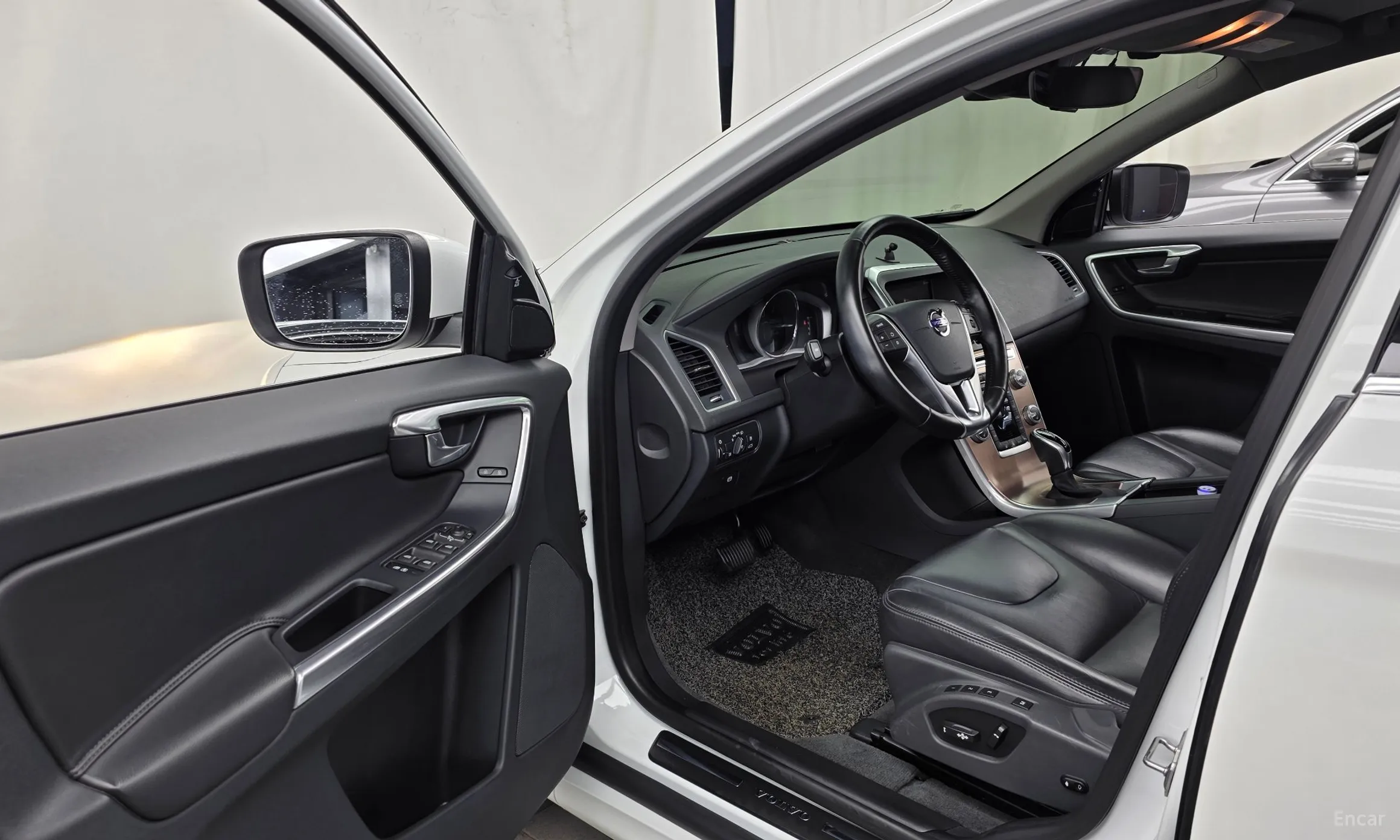 Volvo XC60 превью 10