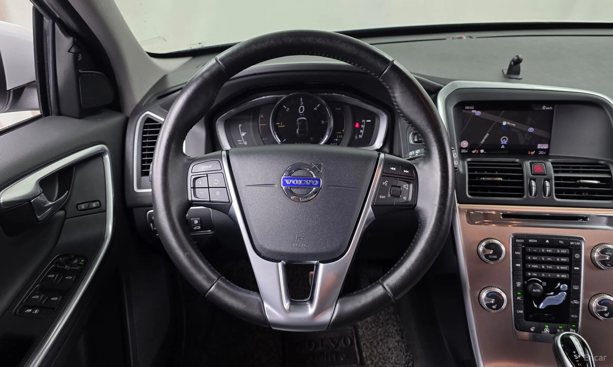 Volvo XC60 превью 13