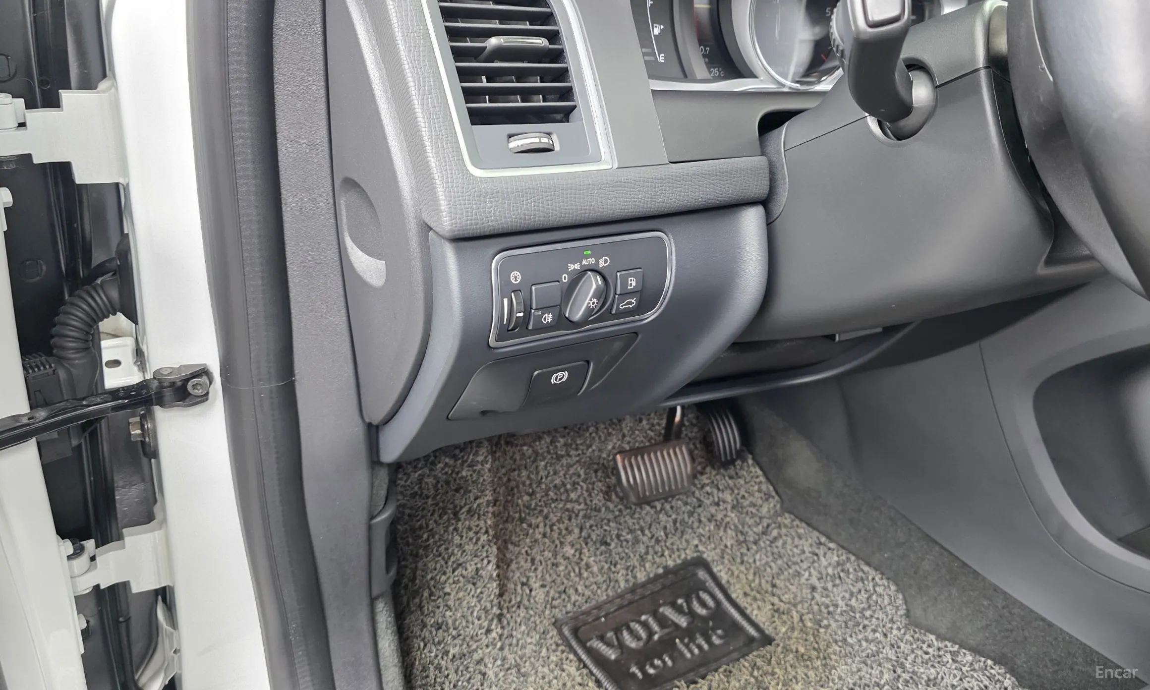 Volvo XC60 превью 17