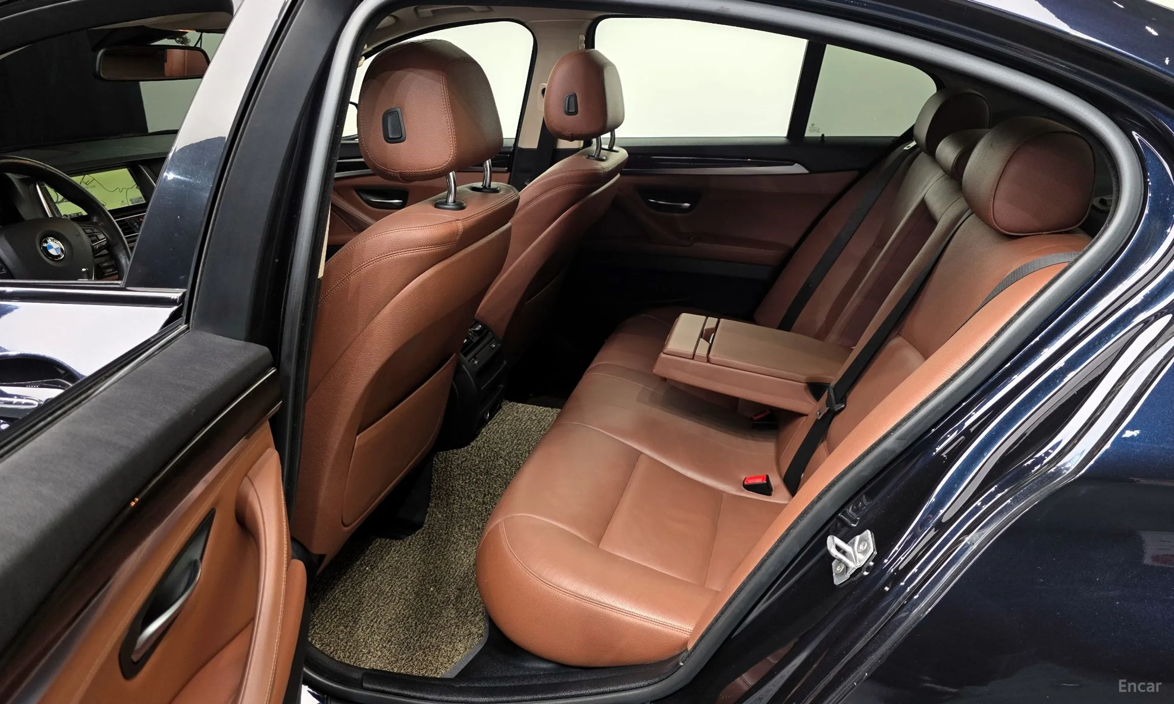 BMW 5 Series (F10) превью 12