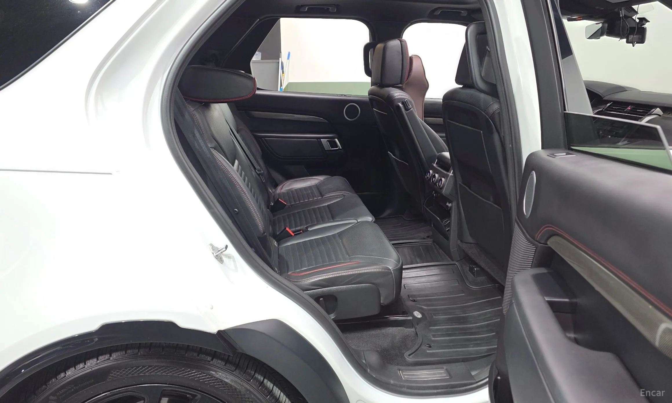 Land Rover Discovery 5 превью 11