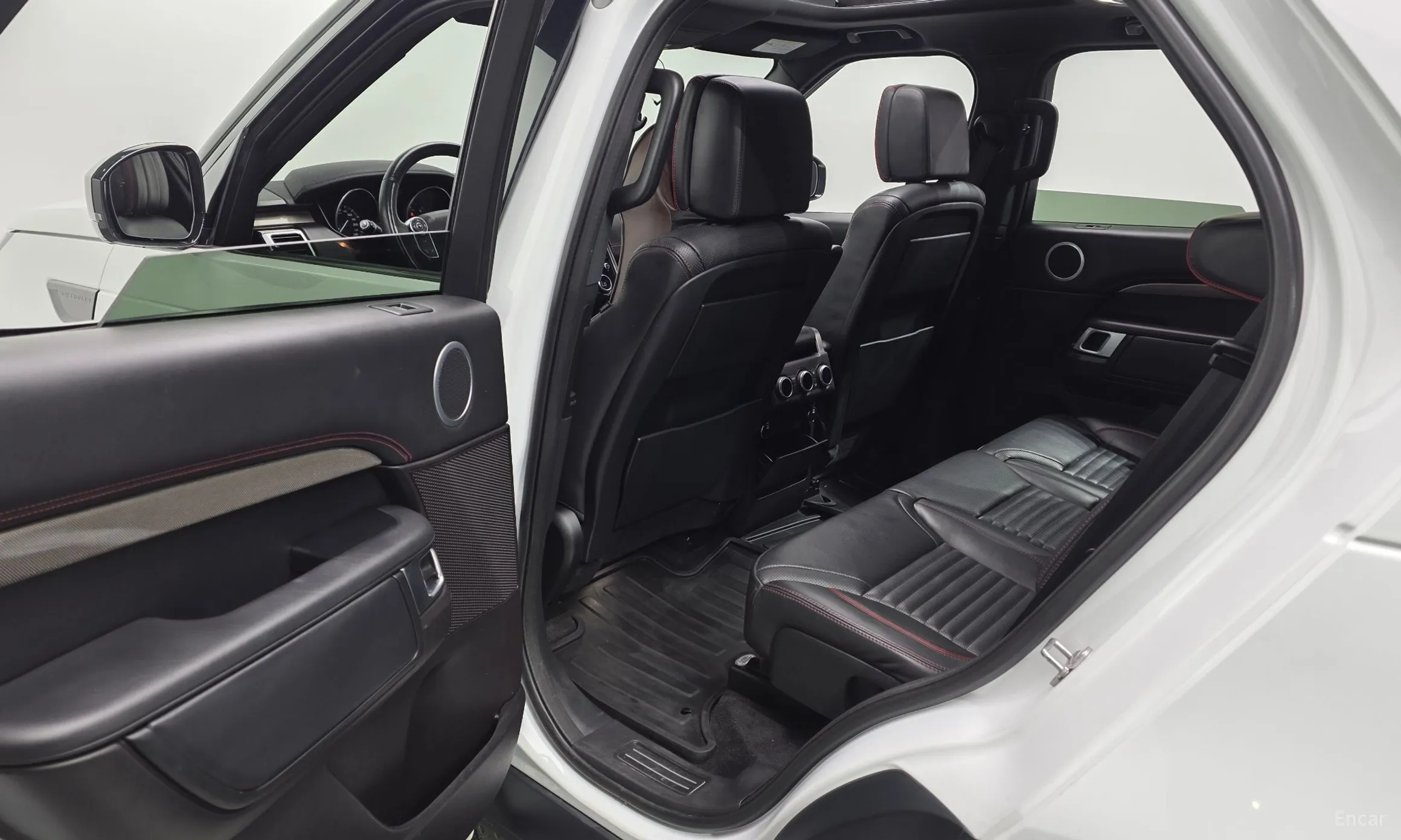 Land Rover Discovery 5 превью 12