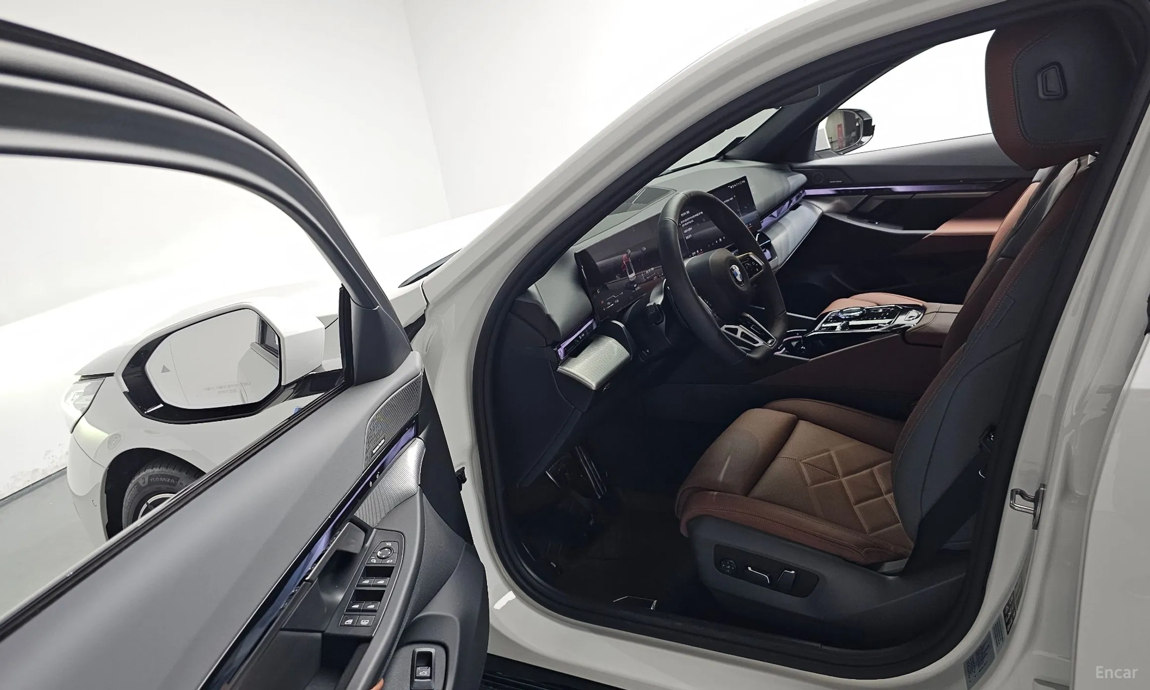 BMW 5 Series (G60) превью 10
