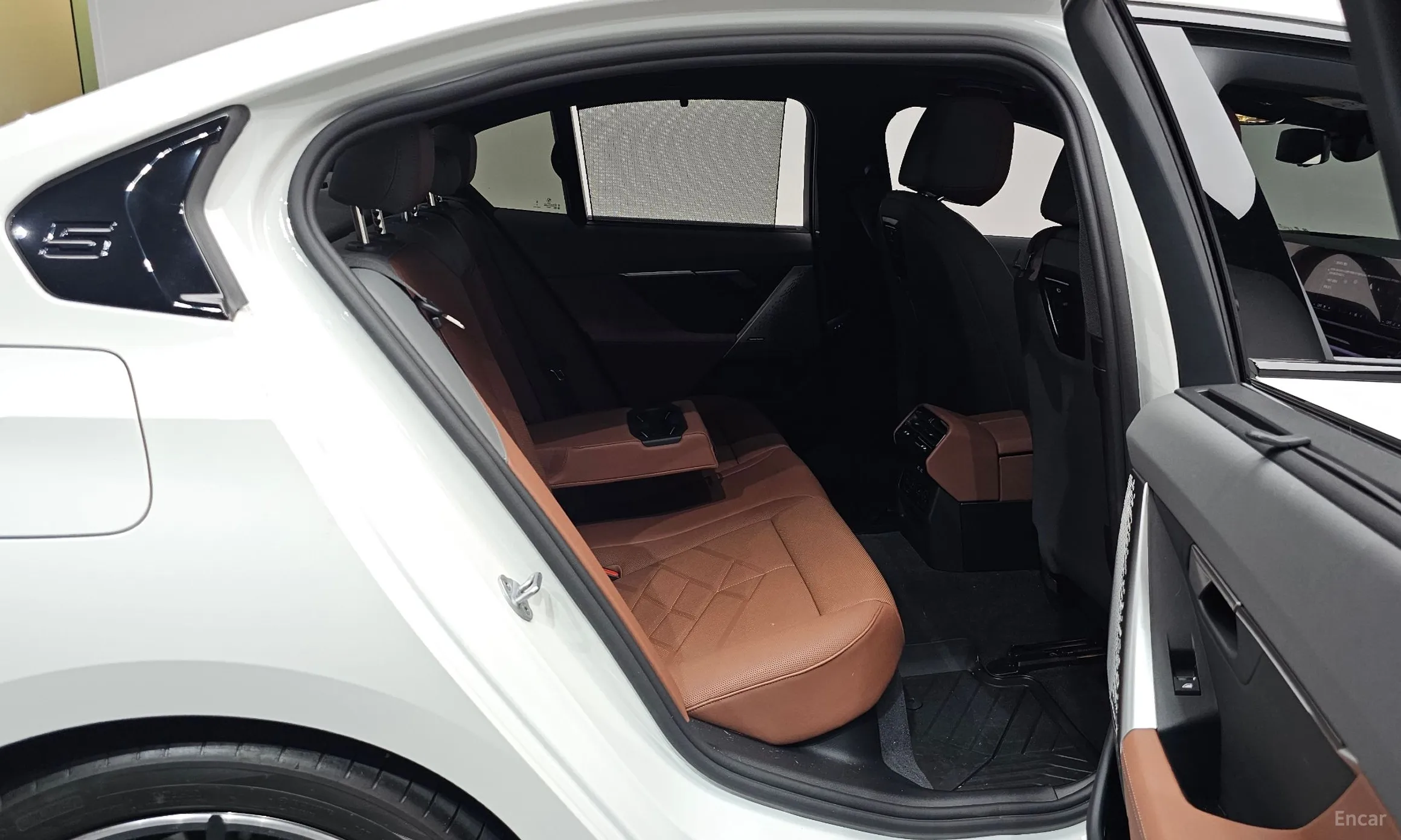 BMW 5 Series (G60) превью 11