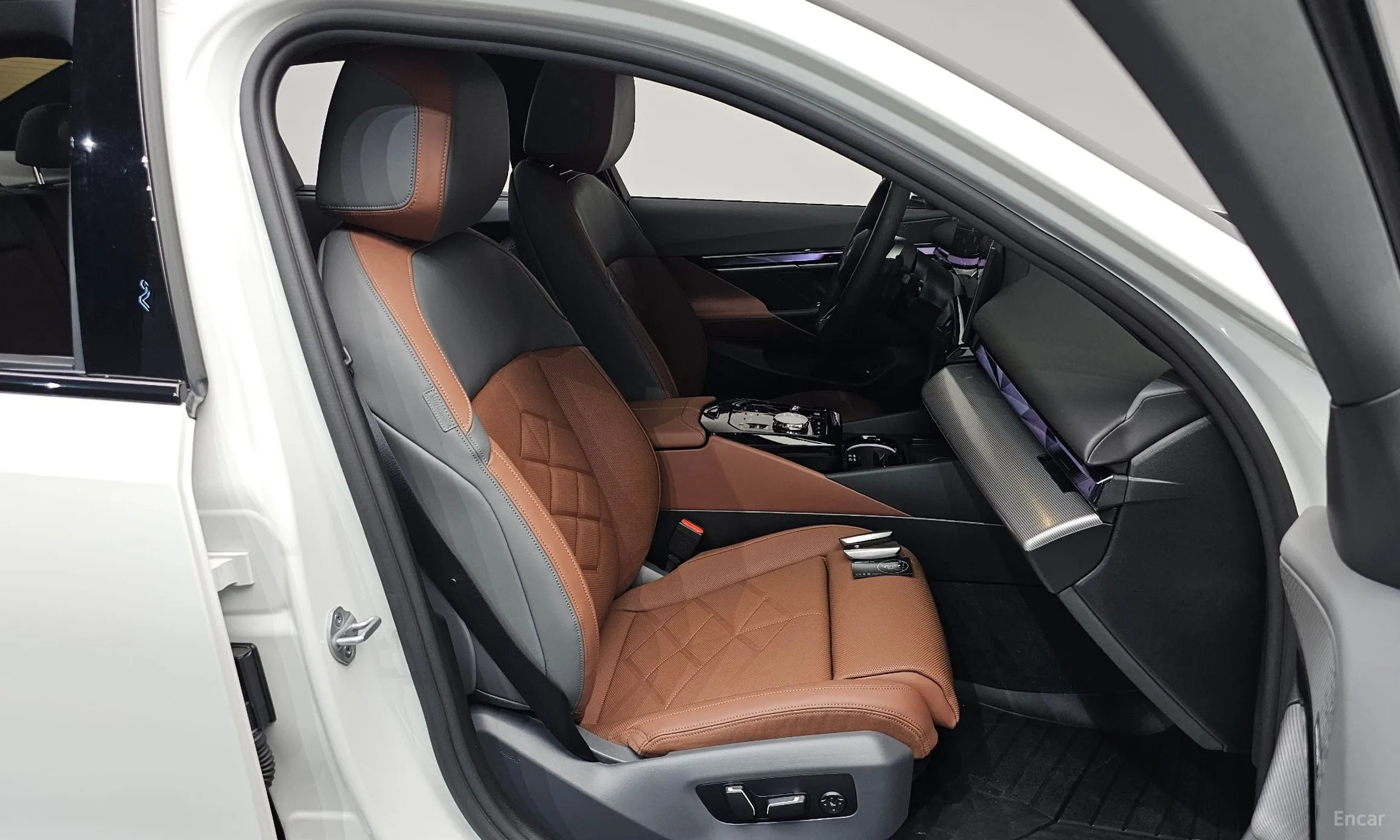 BMW 5 Series (G60) превью 12