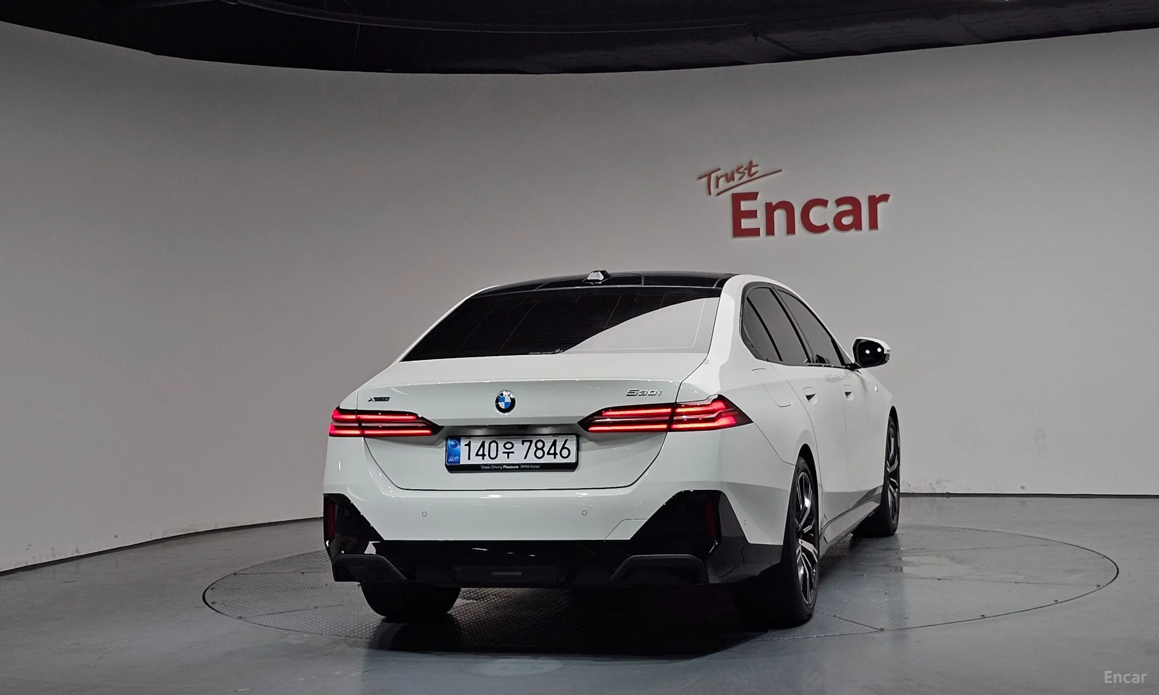 BMW 5 Series (G60) превью 4