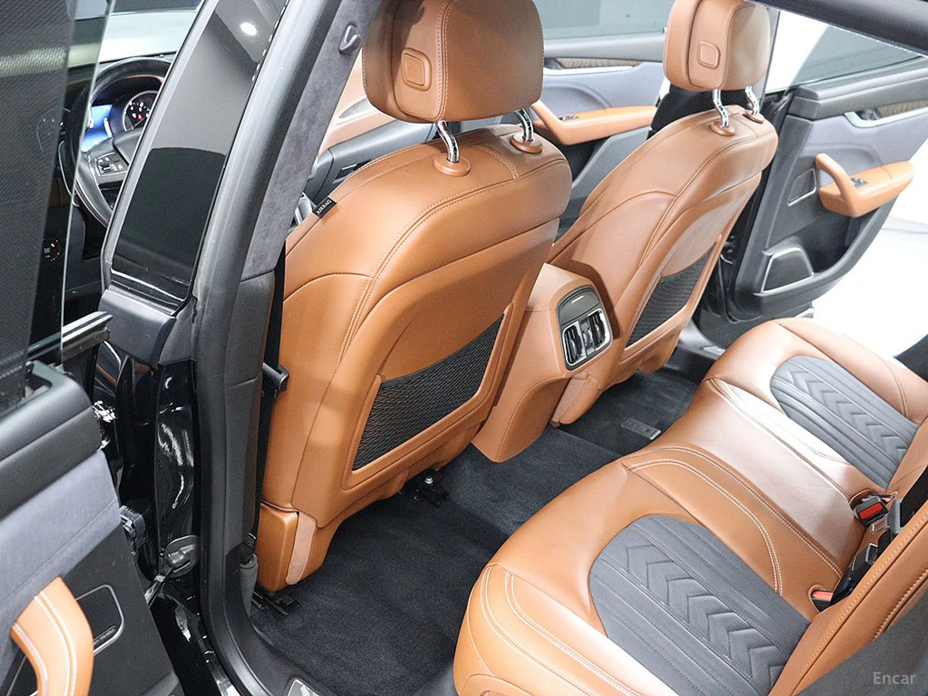 Maserati Levante превью 16
