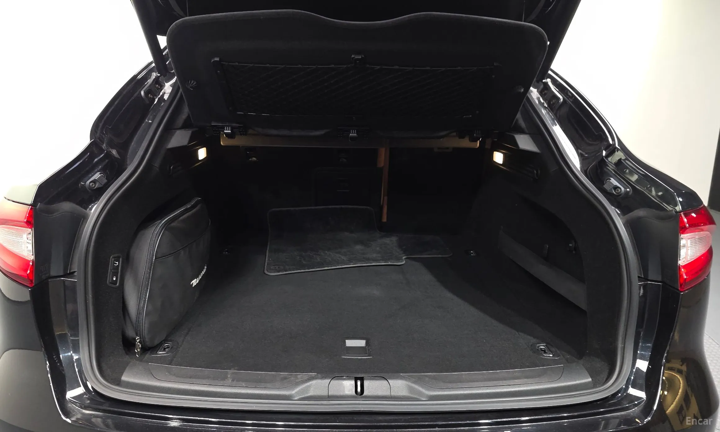 Maserati Levante превью 20