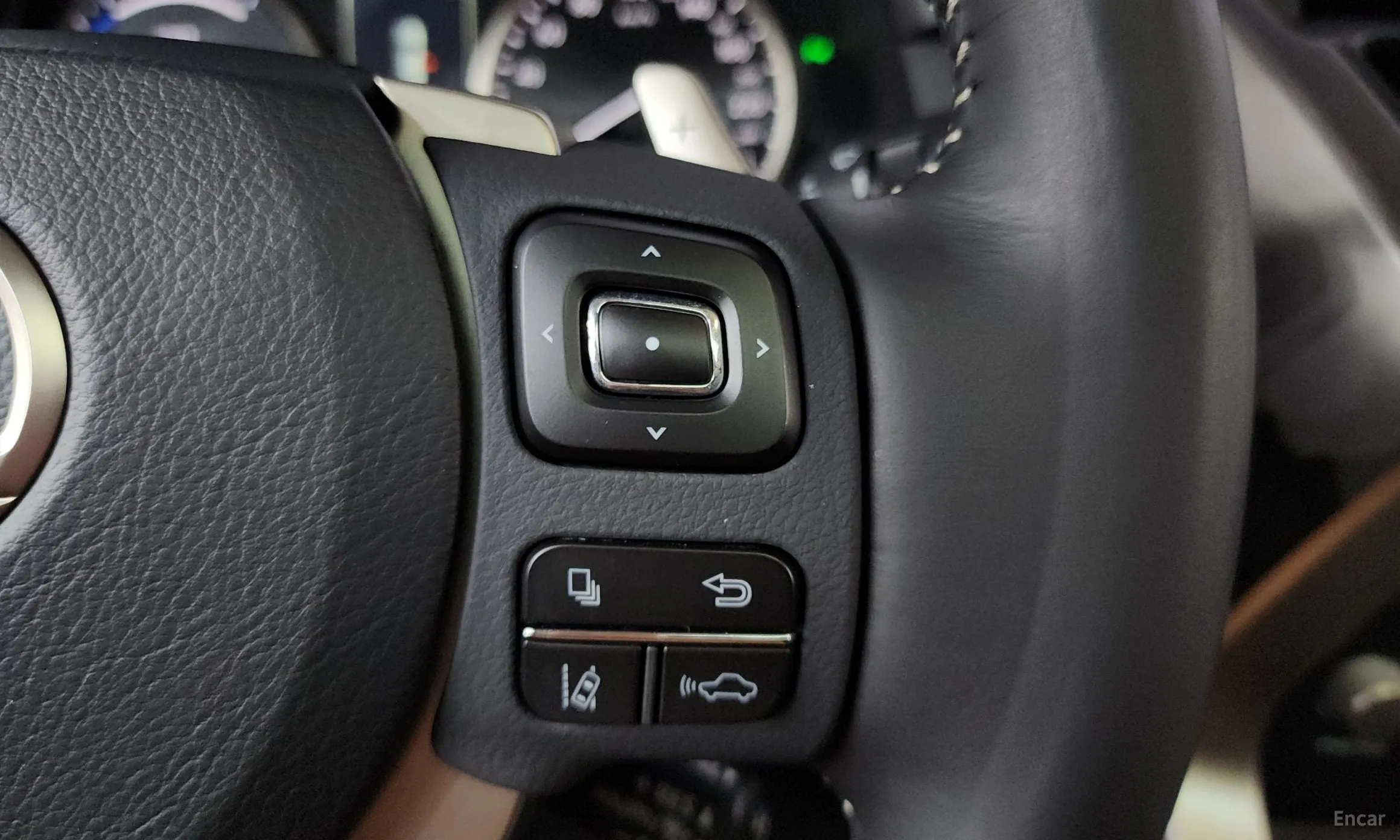Lexus NX300h превью 18