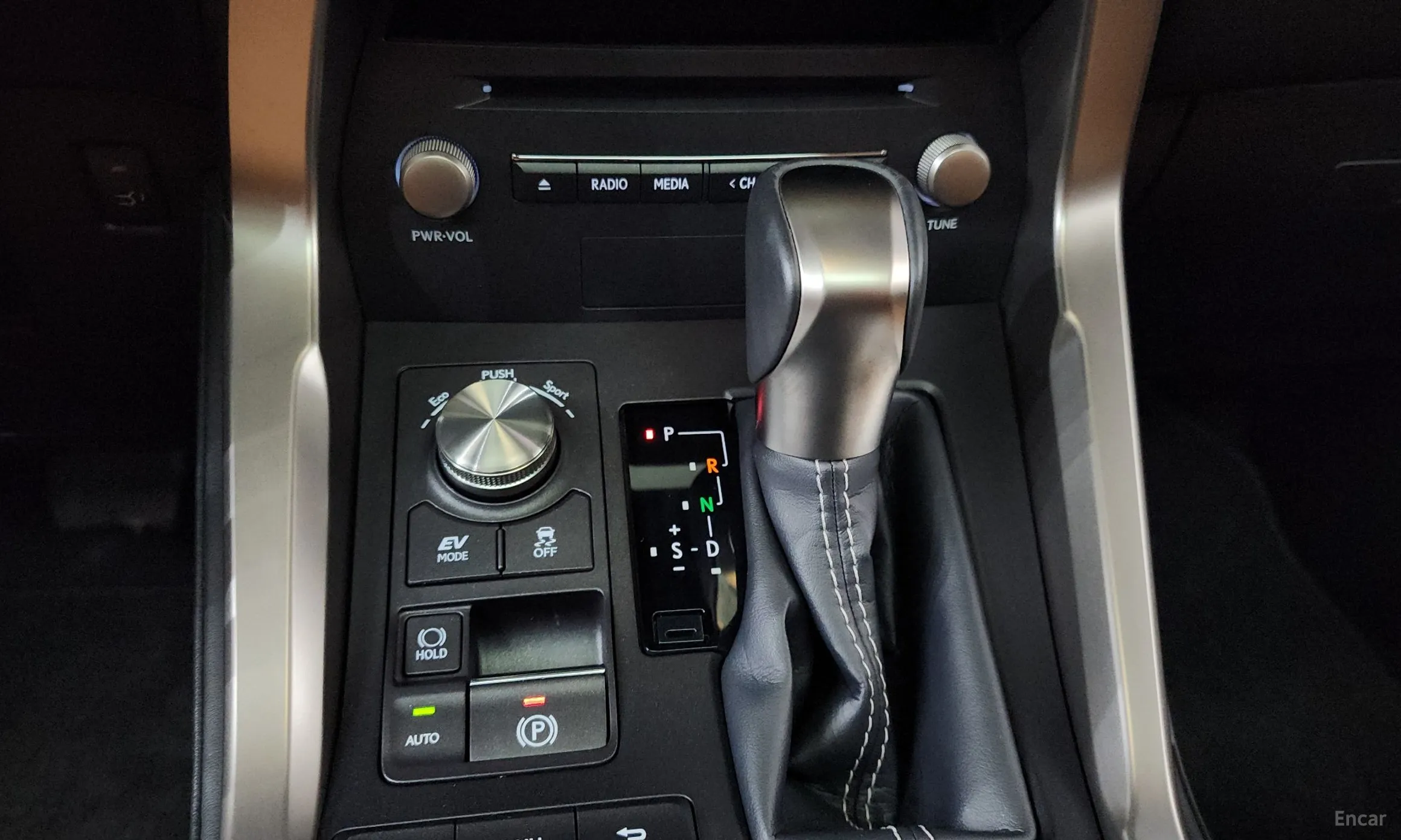 Lexus NX300h превью 9