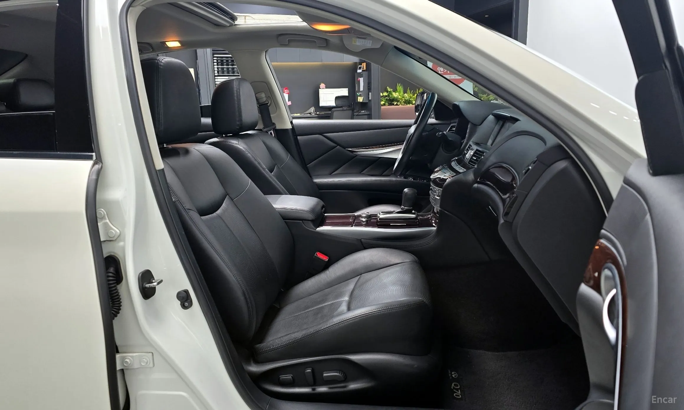 Infiniti Q70 превью 11
