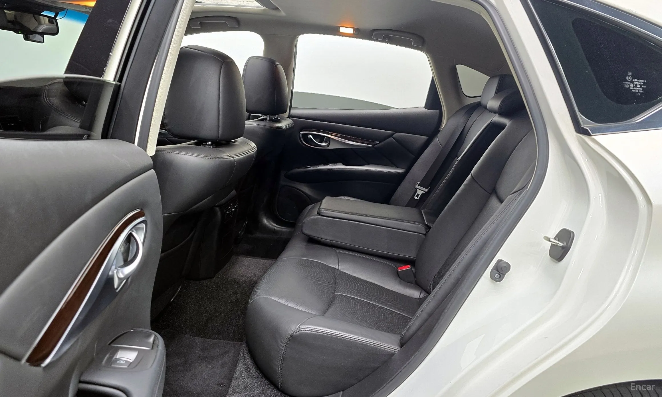 Infiniti Q70 превью 12