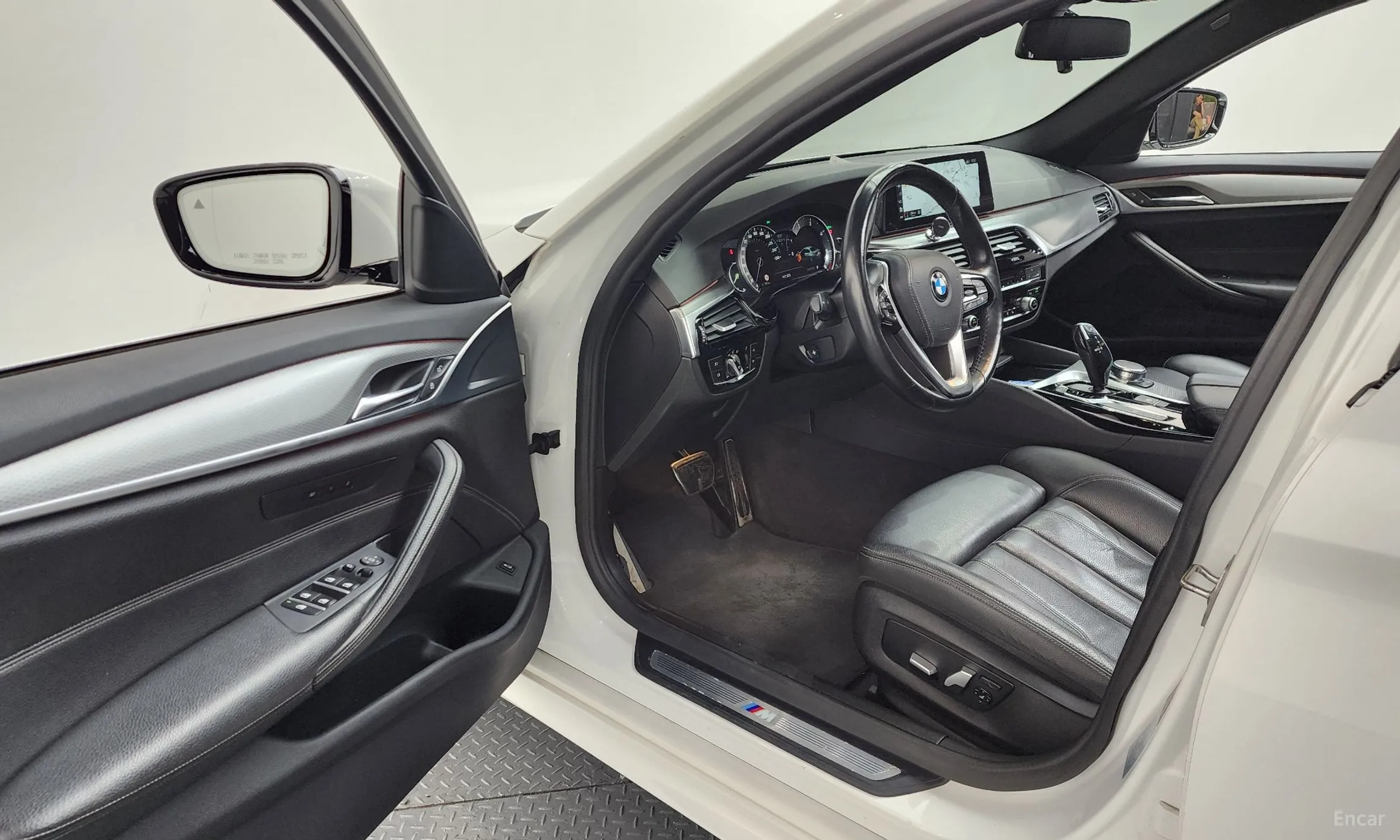 BMW 5 Series (G30) превью 10