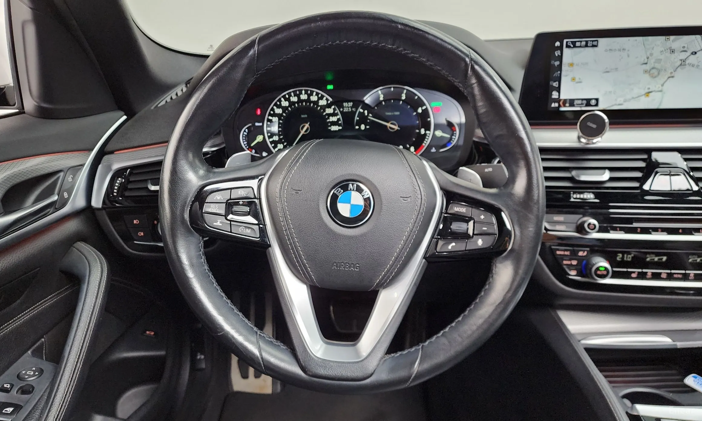 BMW 5 Series (G30) превью 13