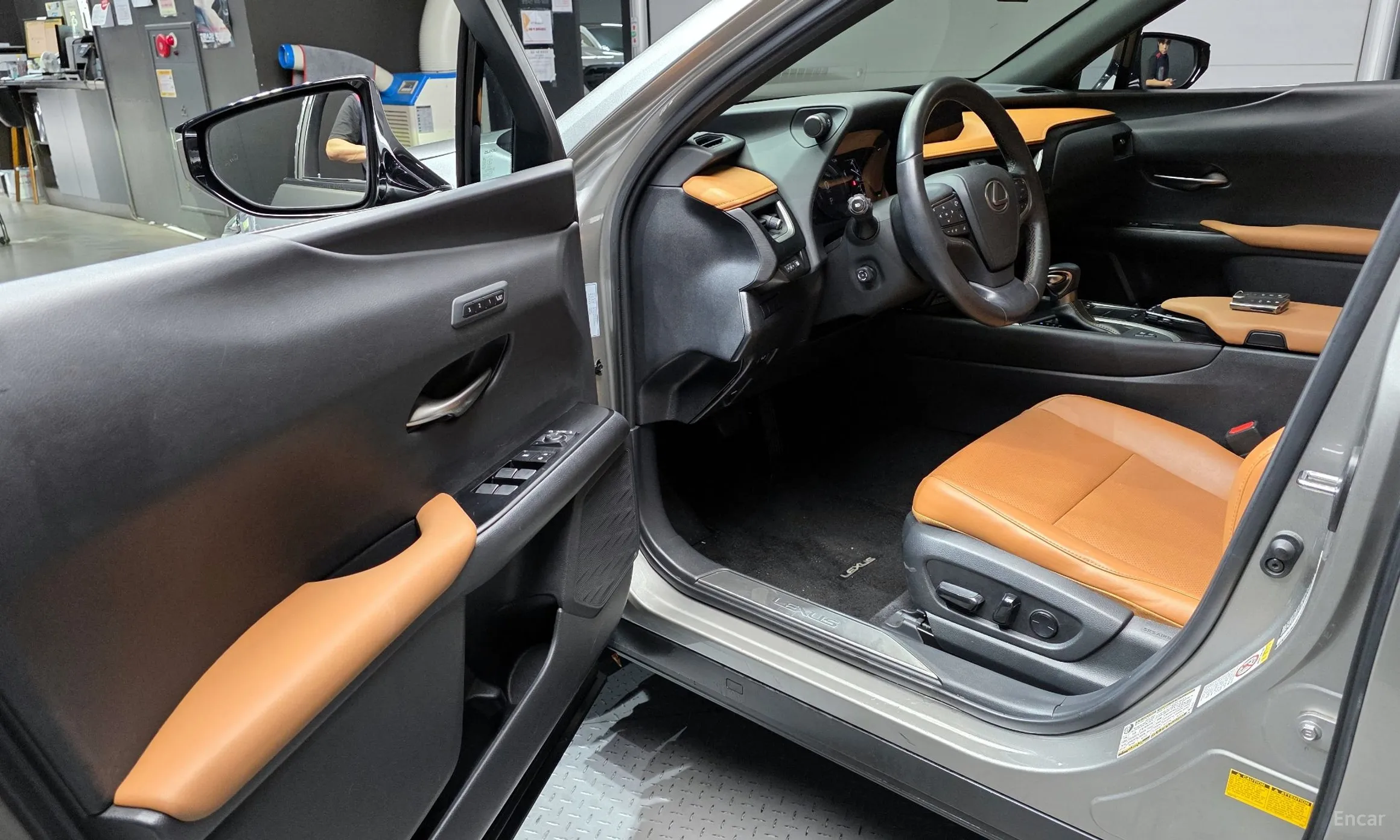 Lexus UX250h превью 10