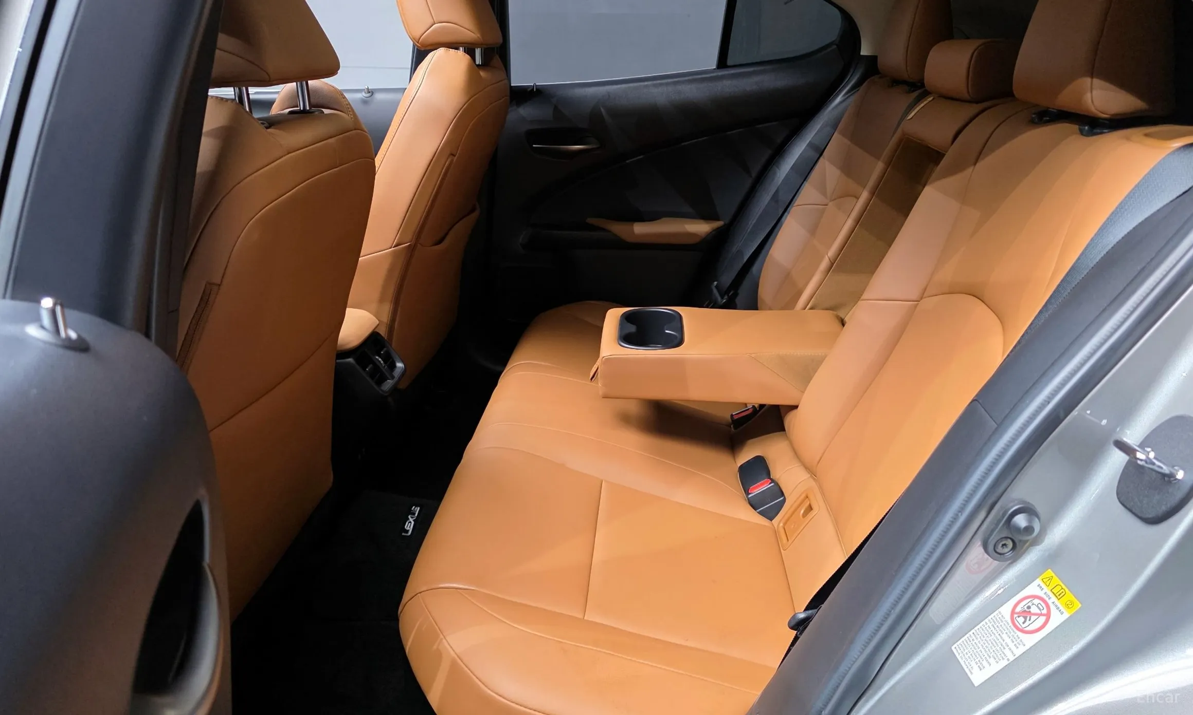Lexus UX250h превью 12