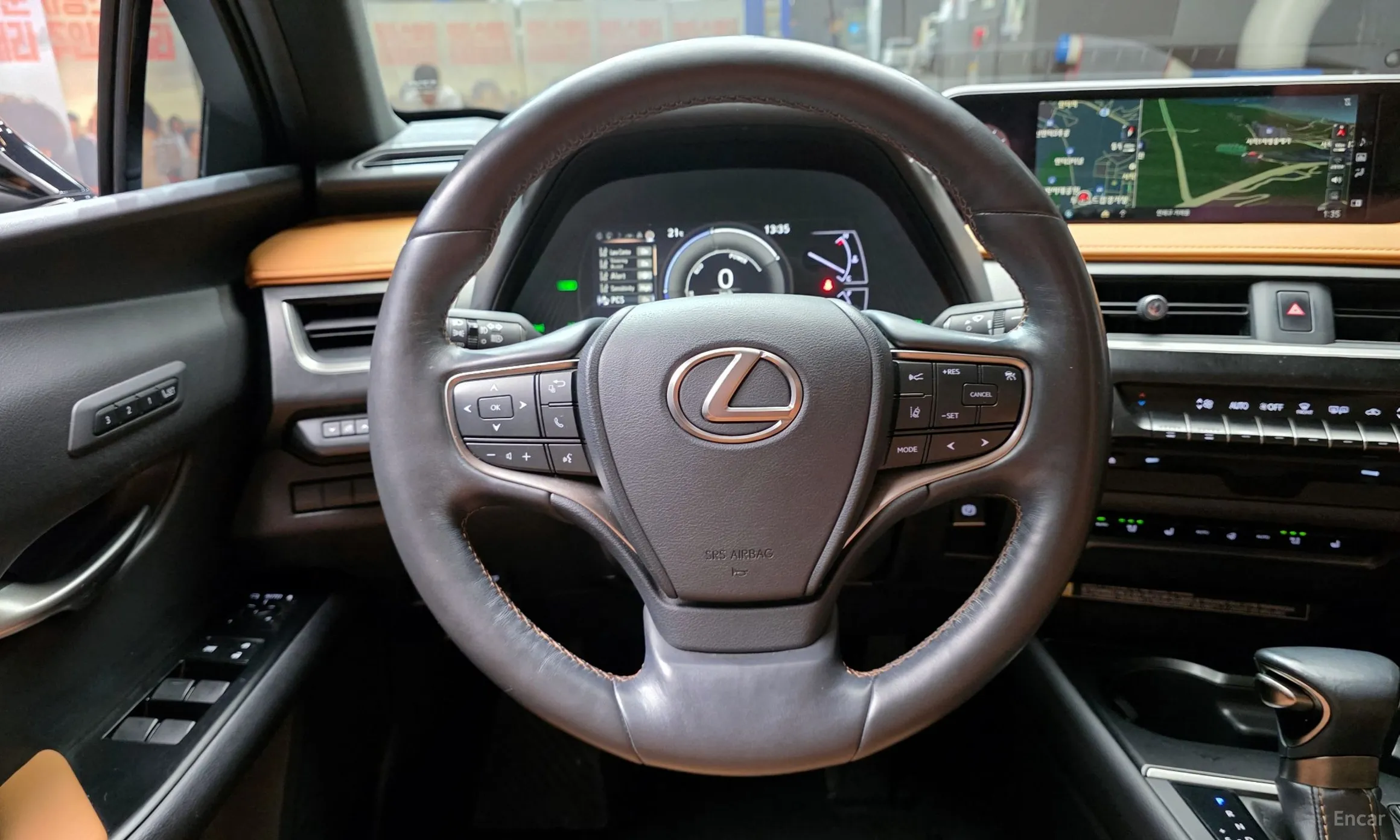 Lexus UX250h превью 13