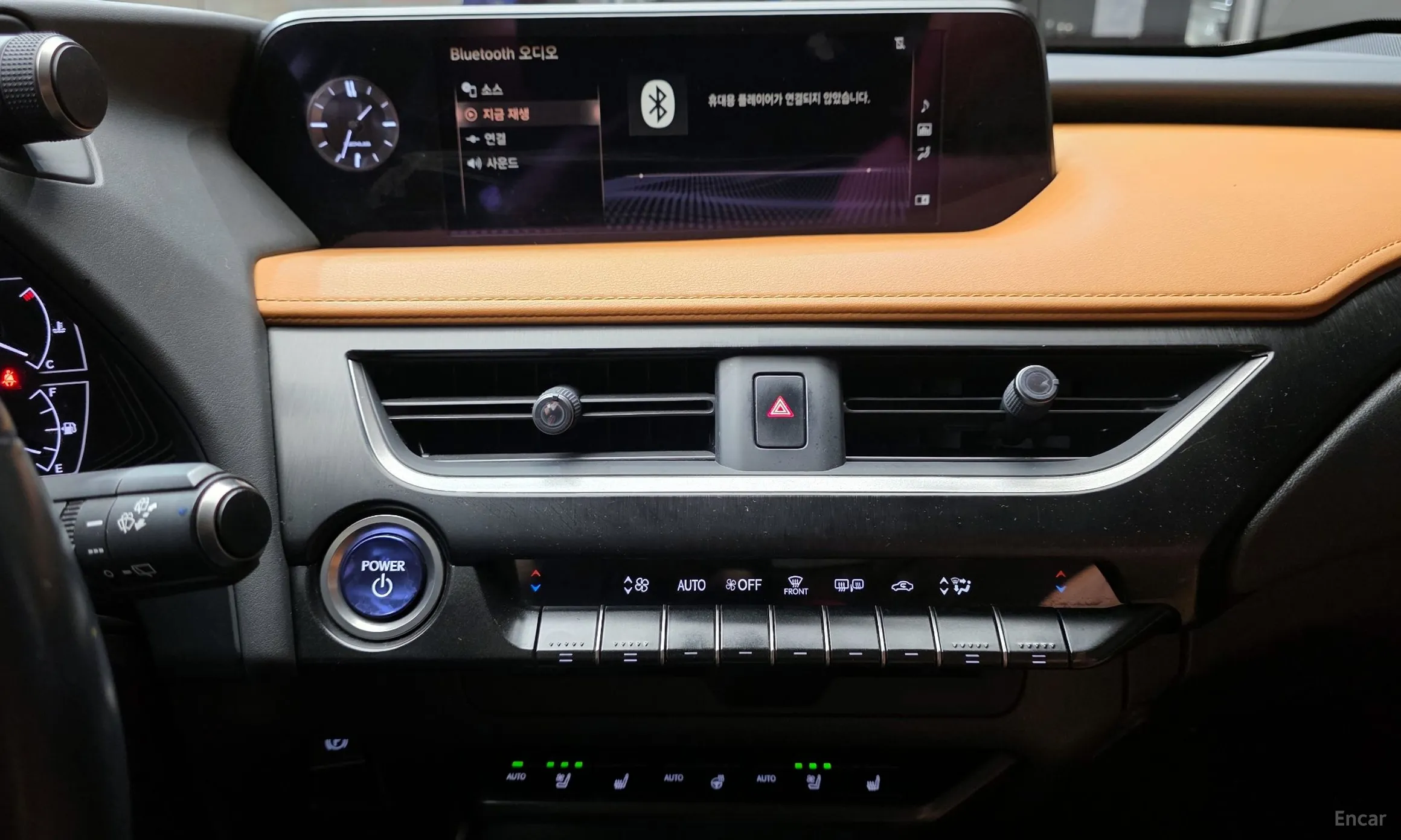 Lexus UX250h превью 14