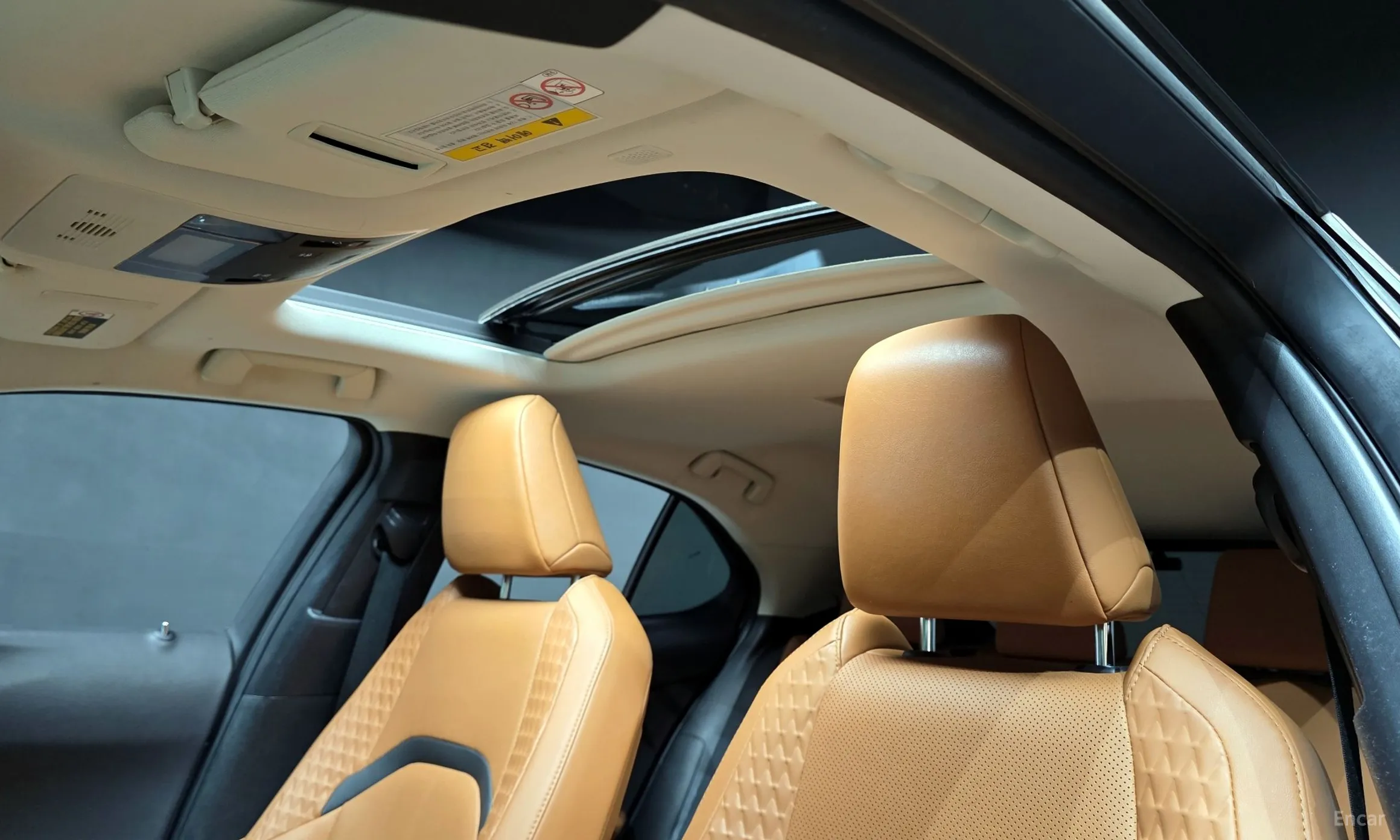 Lexus UX250h превью 17