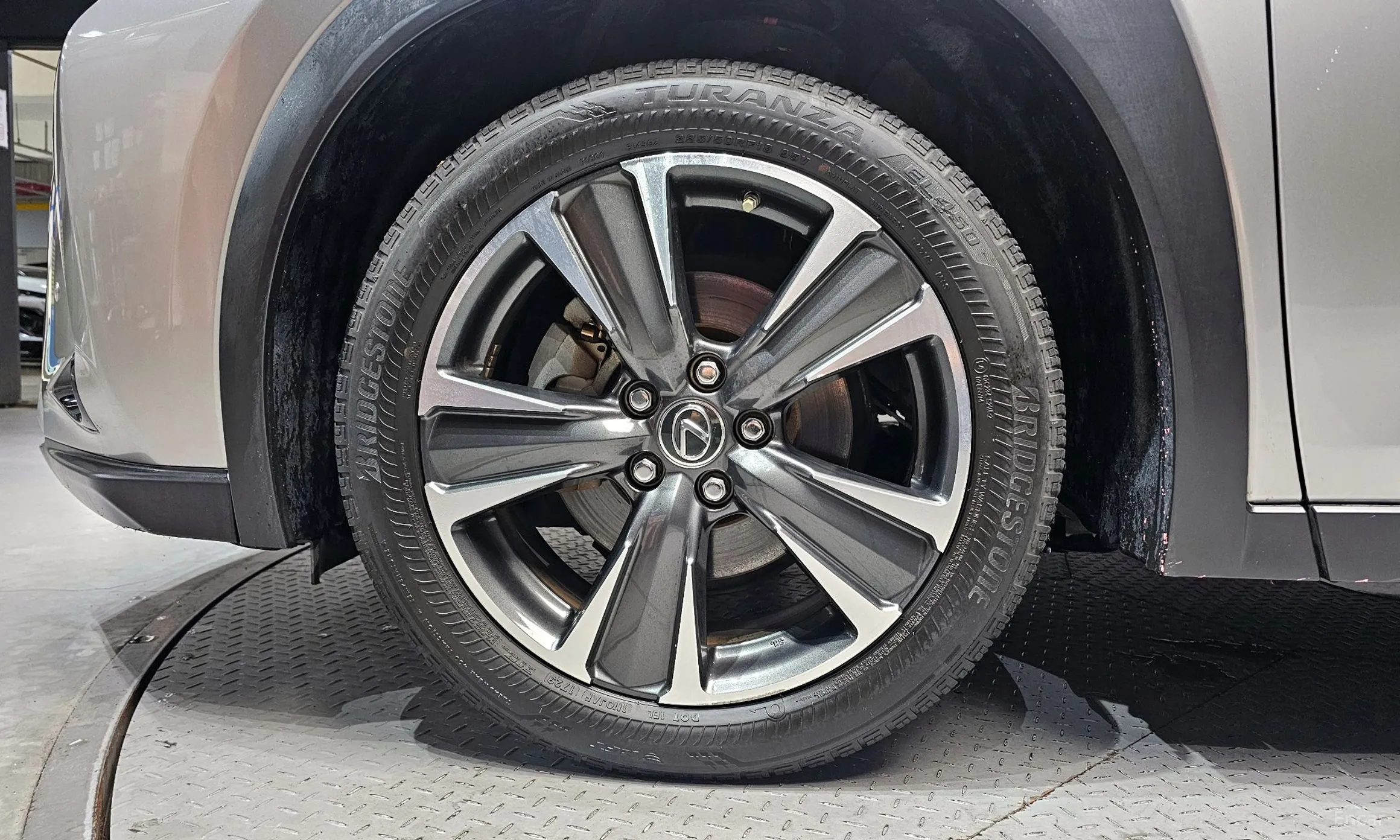 Lexus UX250h превью 5