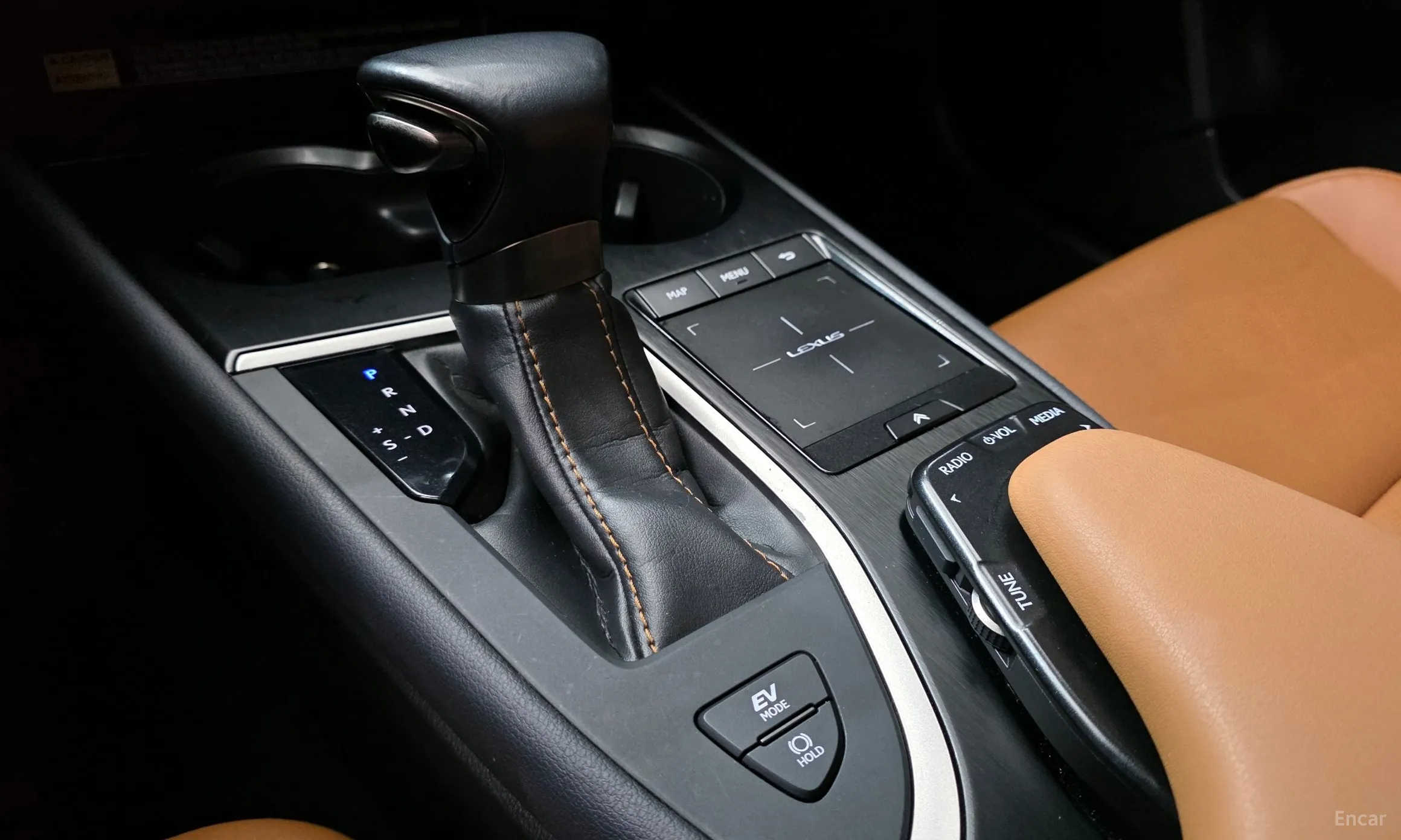 Lexus UX250h превью 9