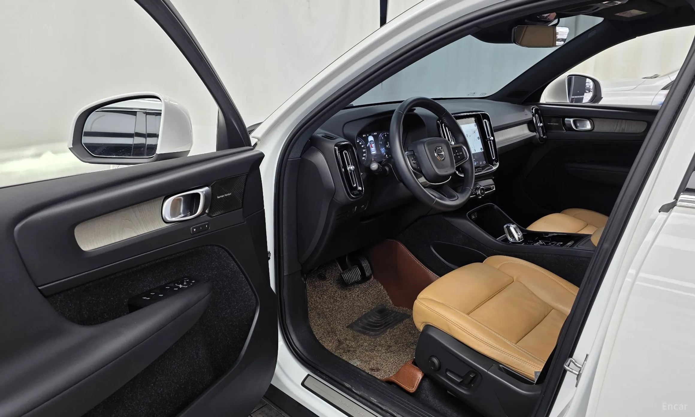 Volvo XC40 превью 10