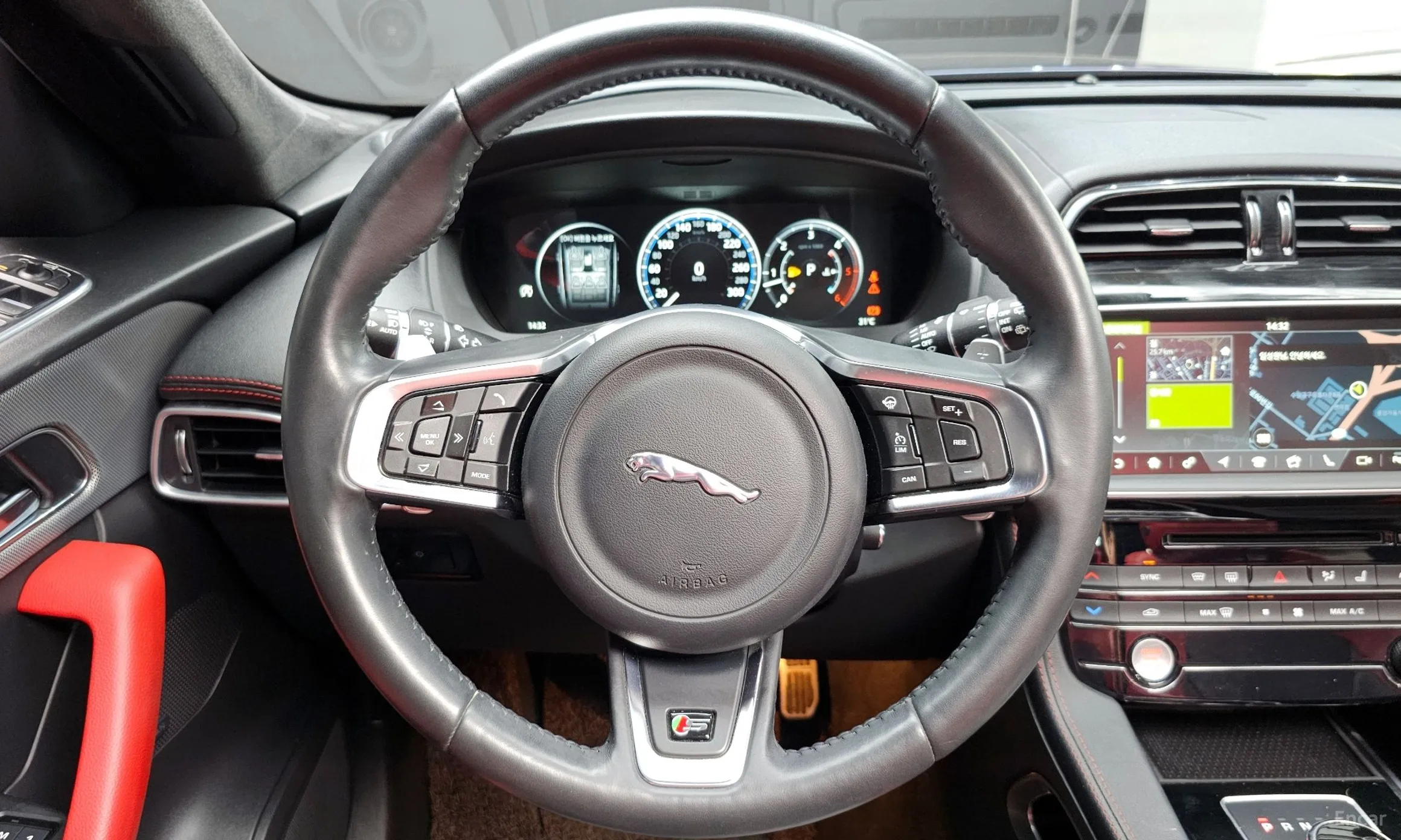 Jaguar F-PACE превью 12
