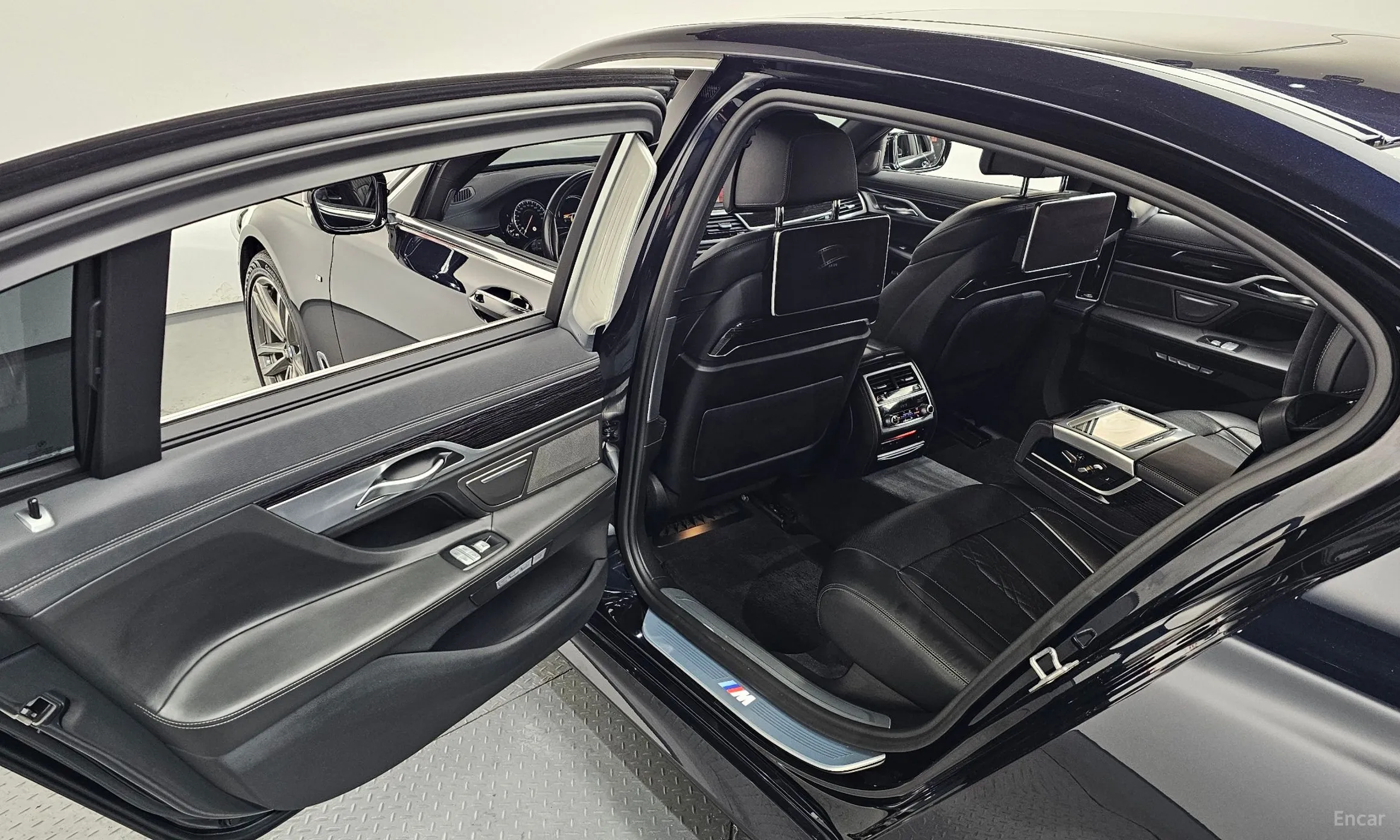 BMW 7 Series (G11) превью 12