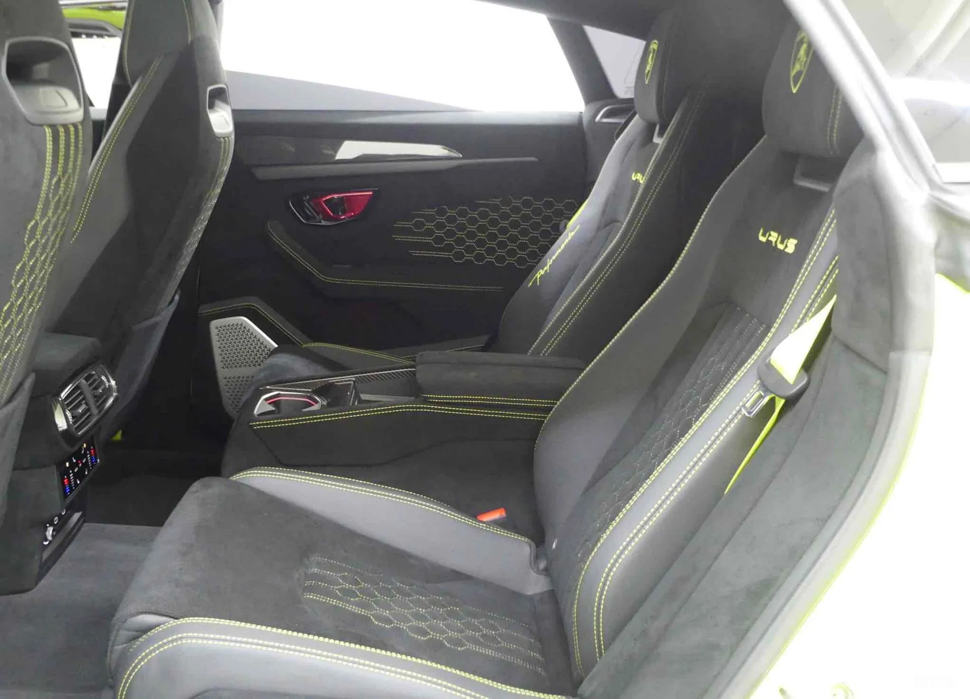 Lamborghini Urus превью 9