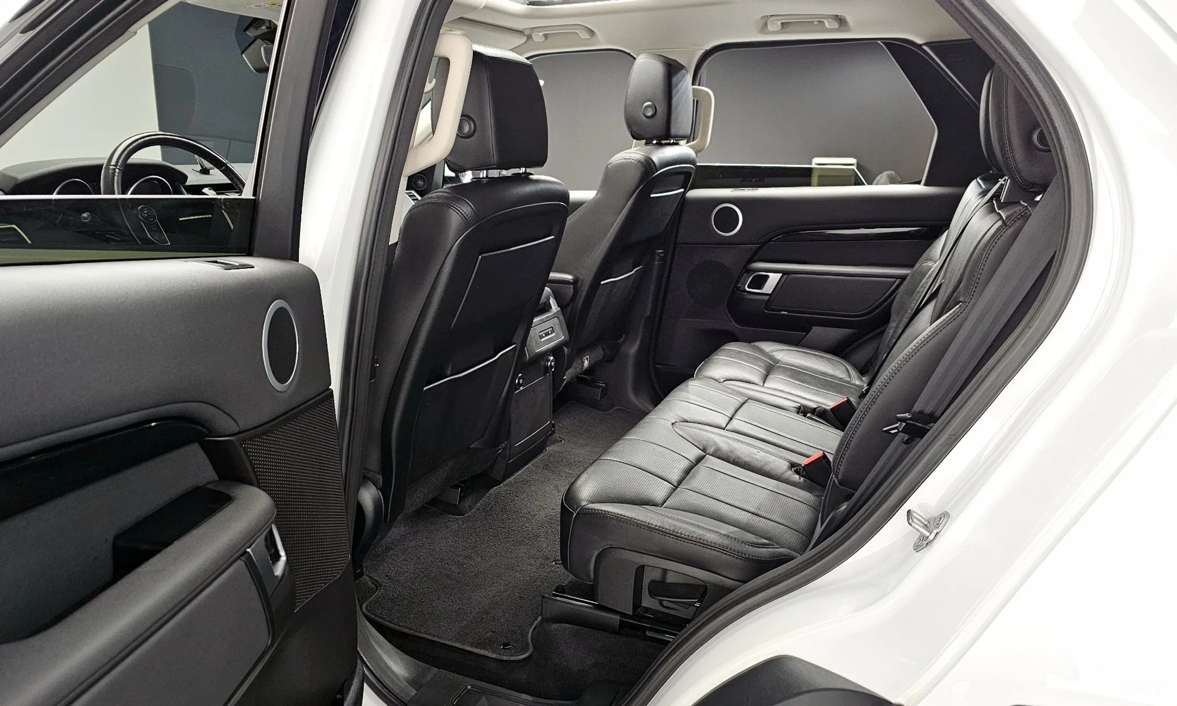Land Rover Discovery 5 превью 11