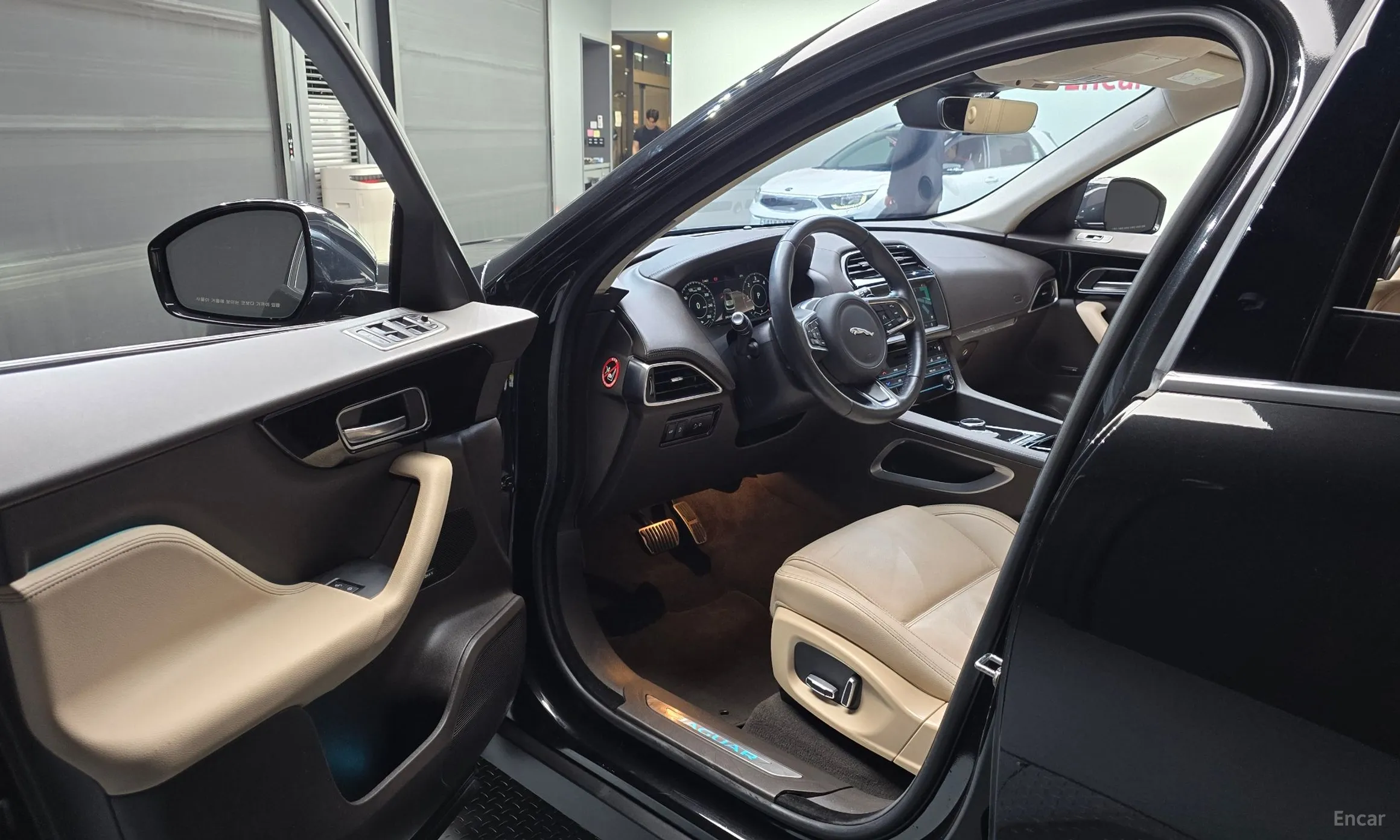 Jaguar F-PACE превью 10