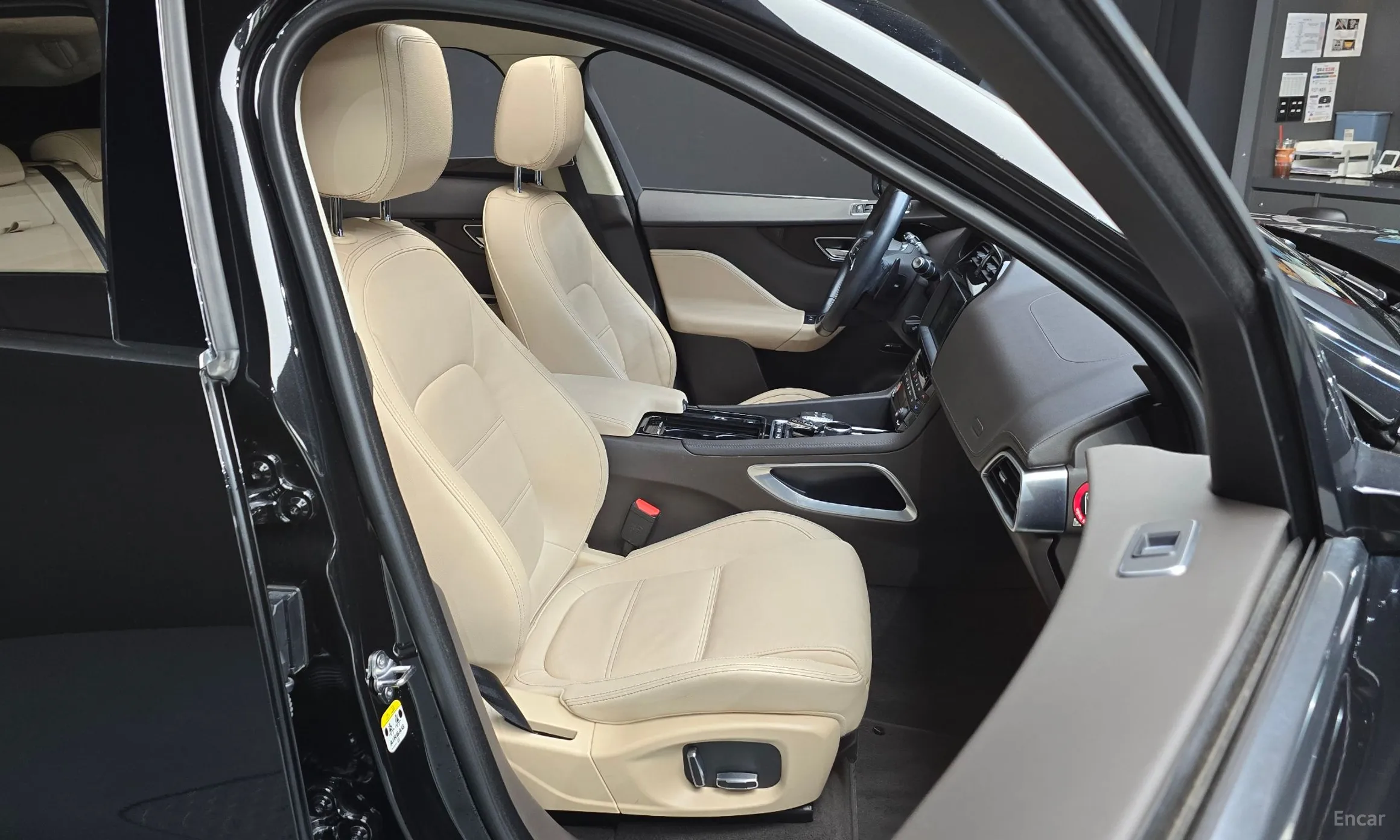 Jaguar F-PACE превью 11