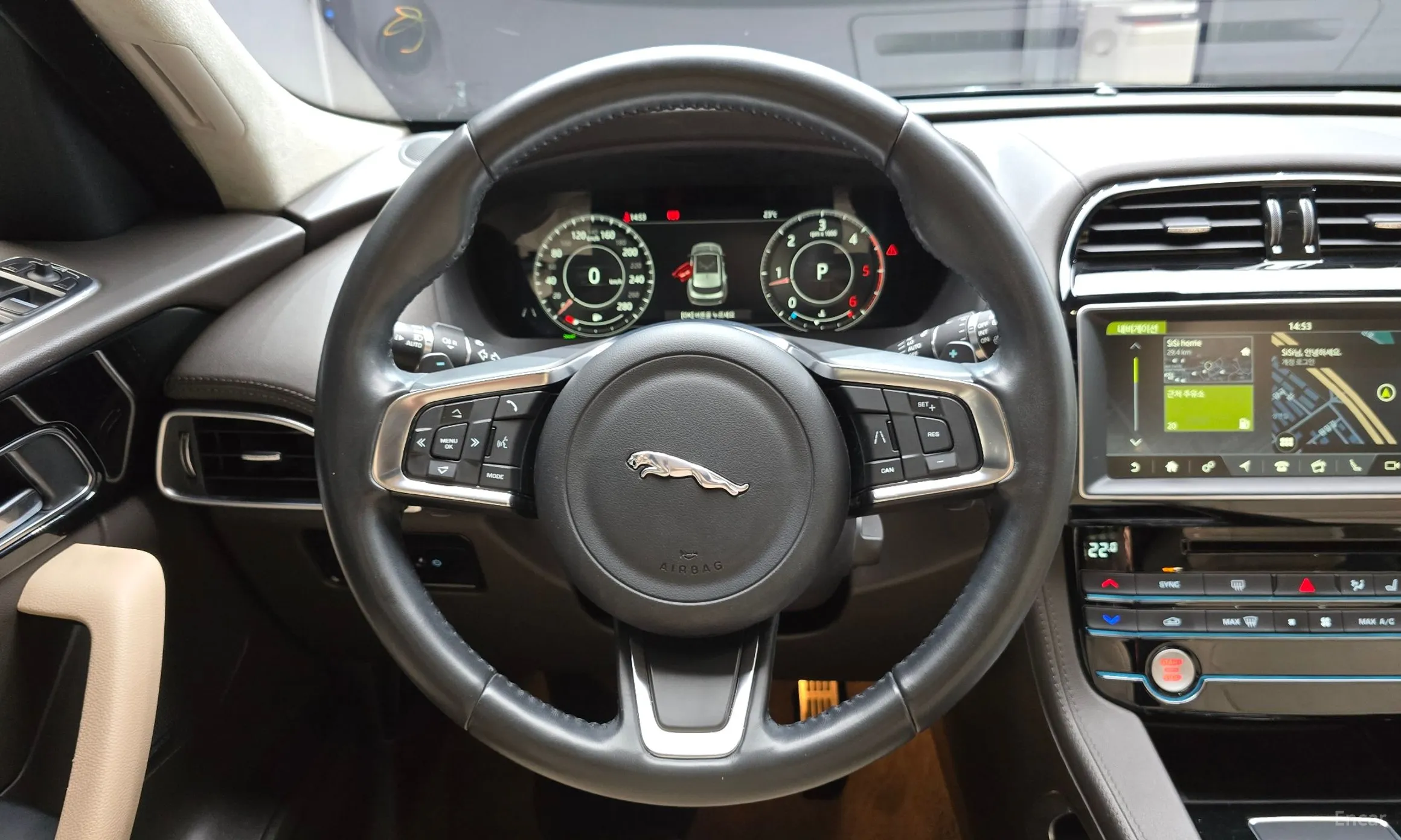 Jaguar F-PACE превью 12