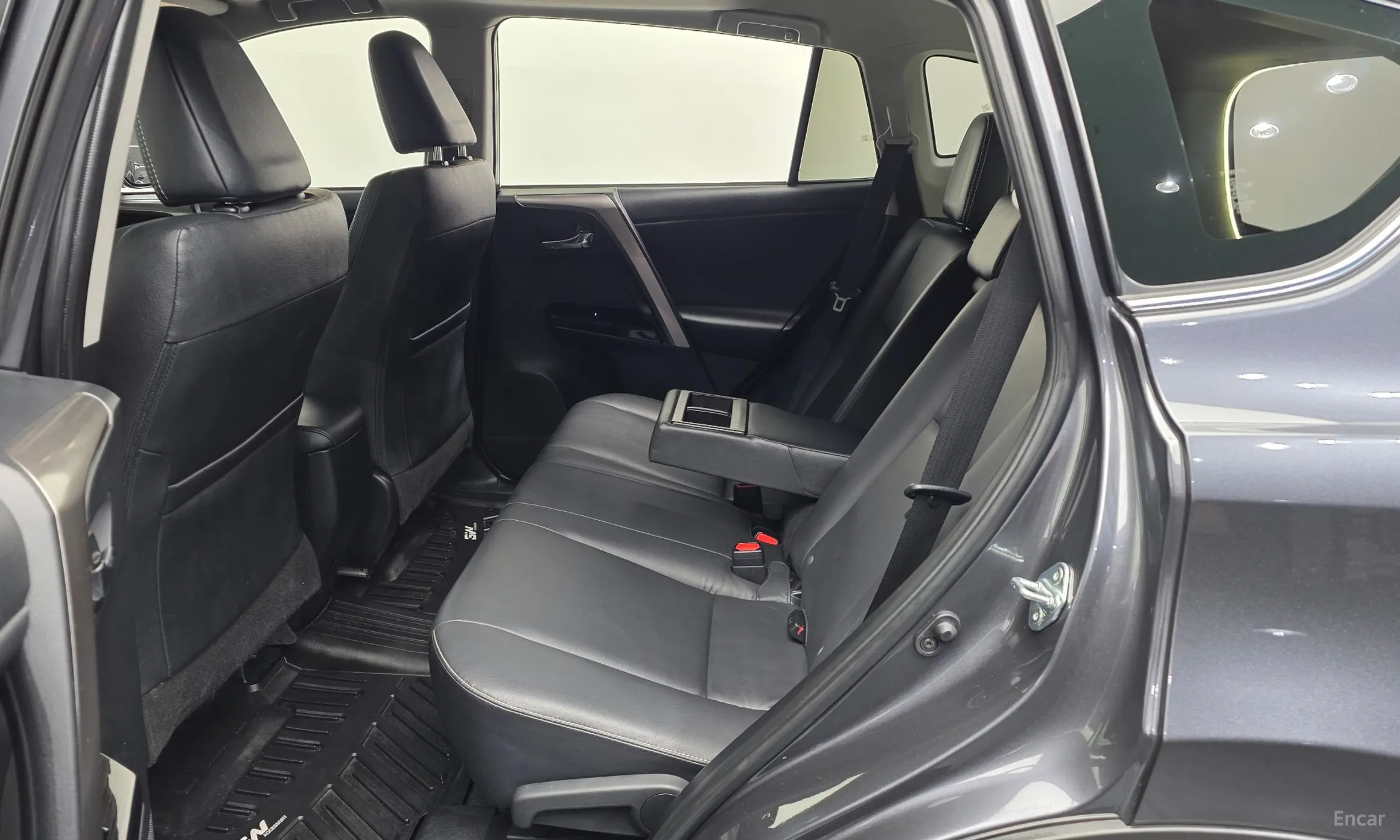 Toyota RAV4 превью 12