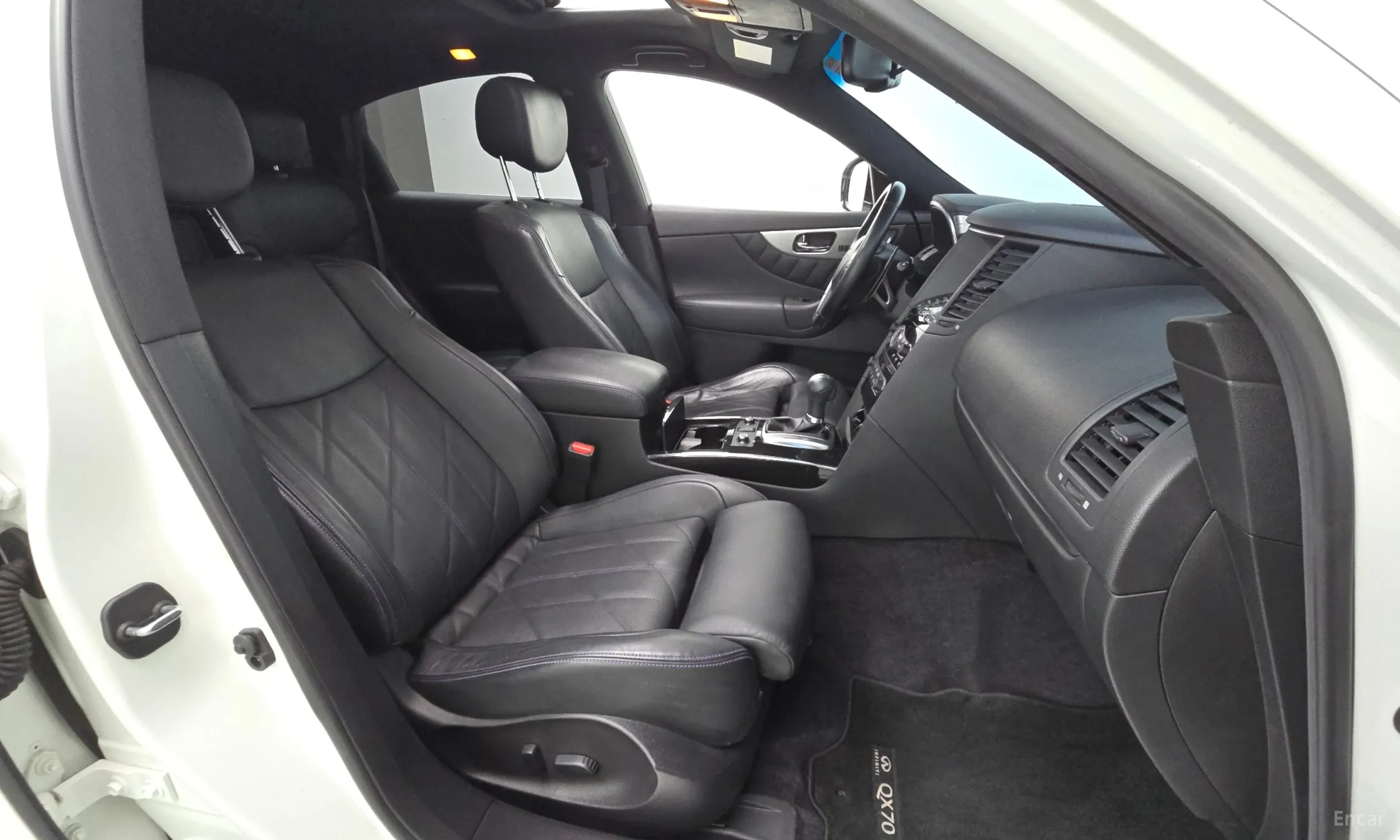 Infiniti QX70 превью 11