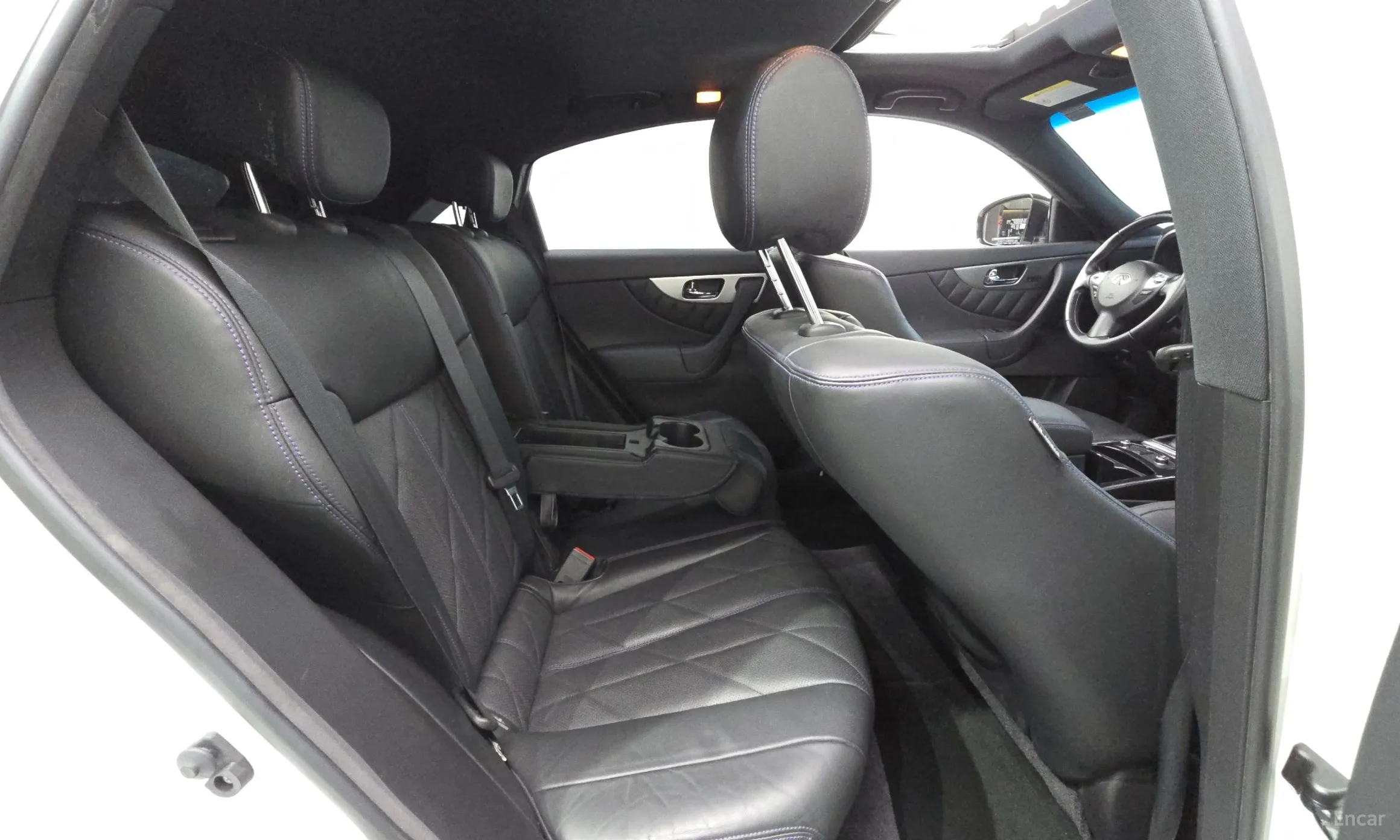 Infiniti QX70 превью 12