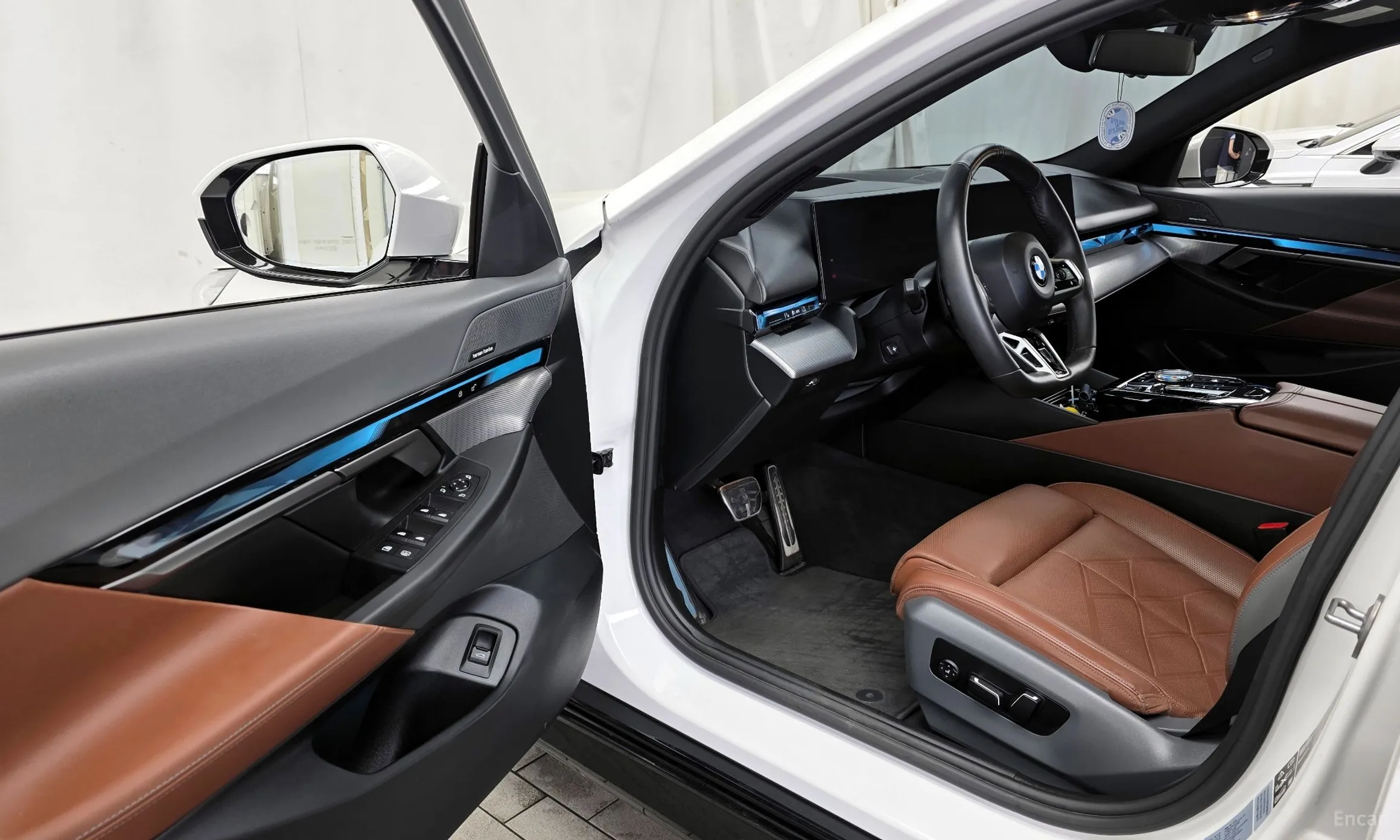 BMW 5 Series (G60) превью 10