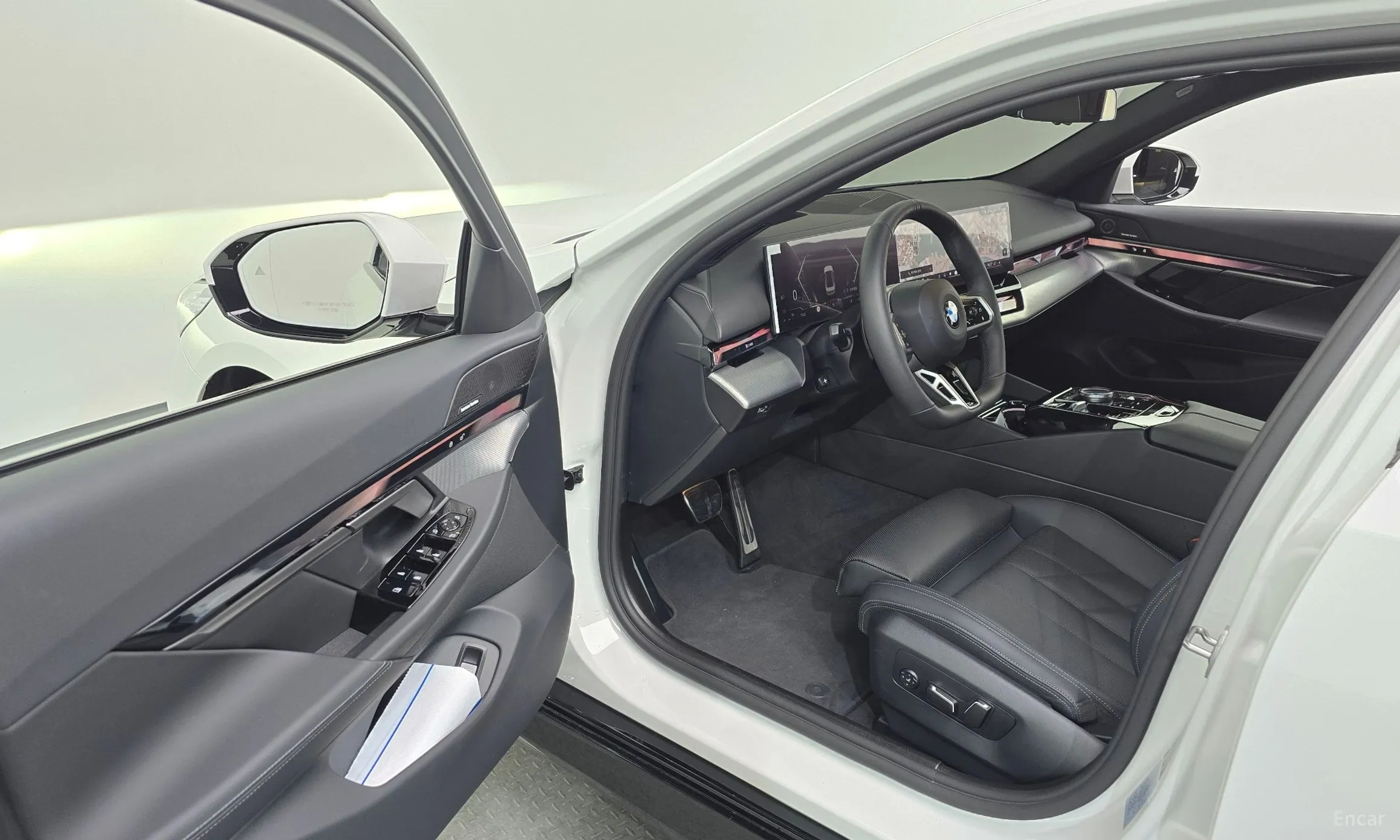 BMW 5 Series (G60) превью 10