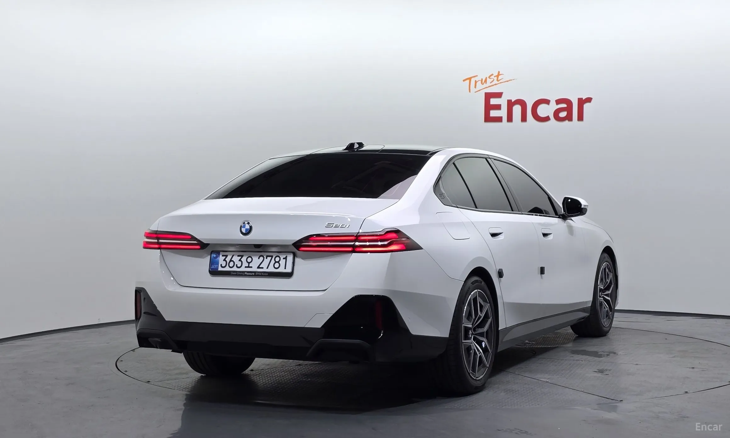 BMW 5 Series (G60) превью 2