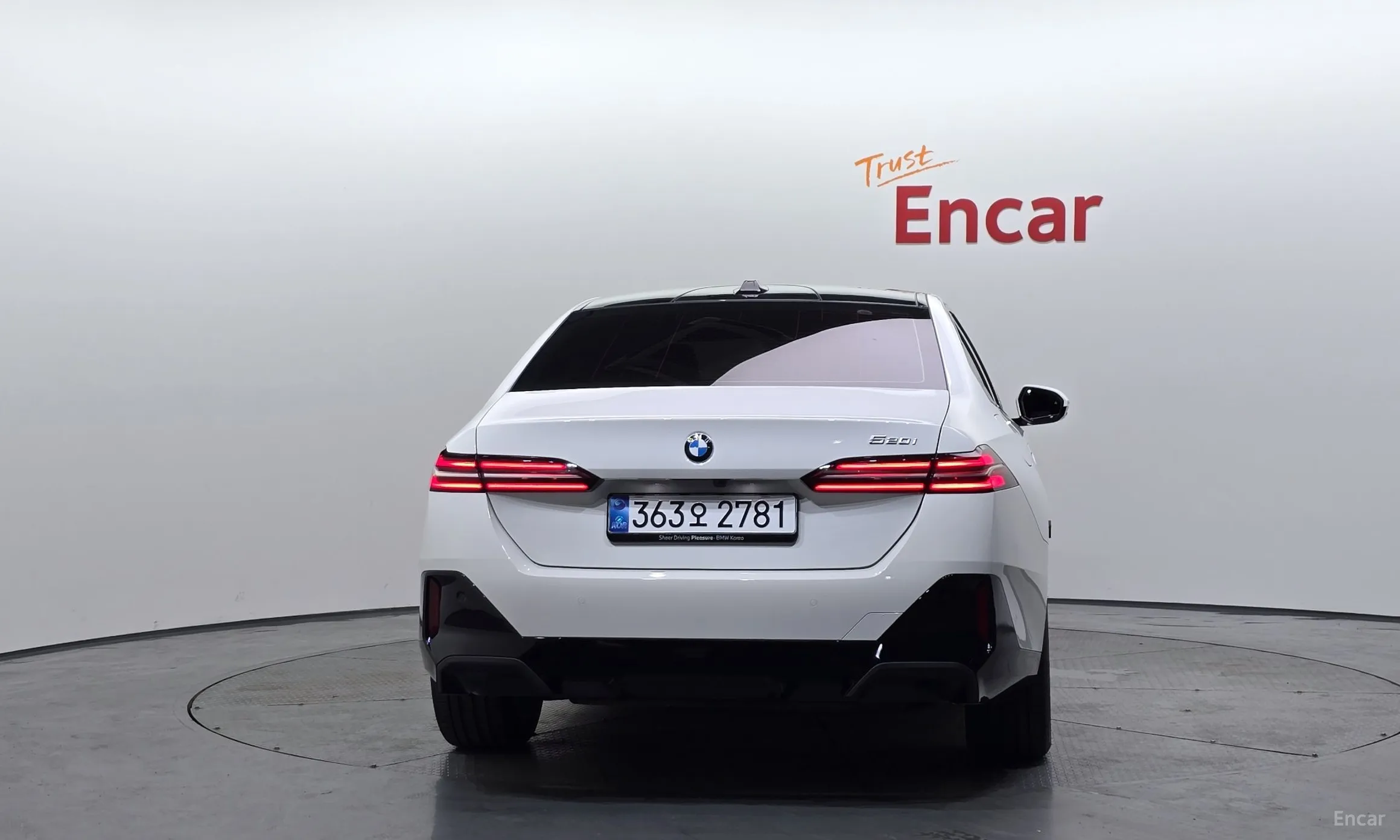BMW 5 Series (G60) превью 4