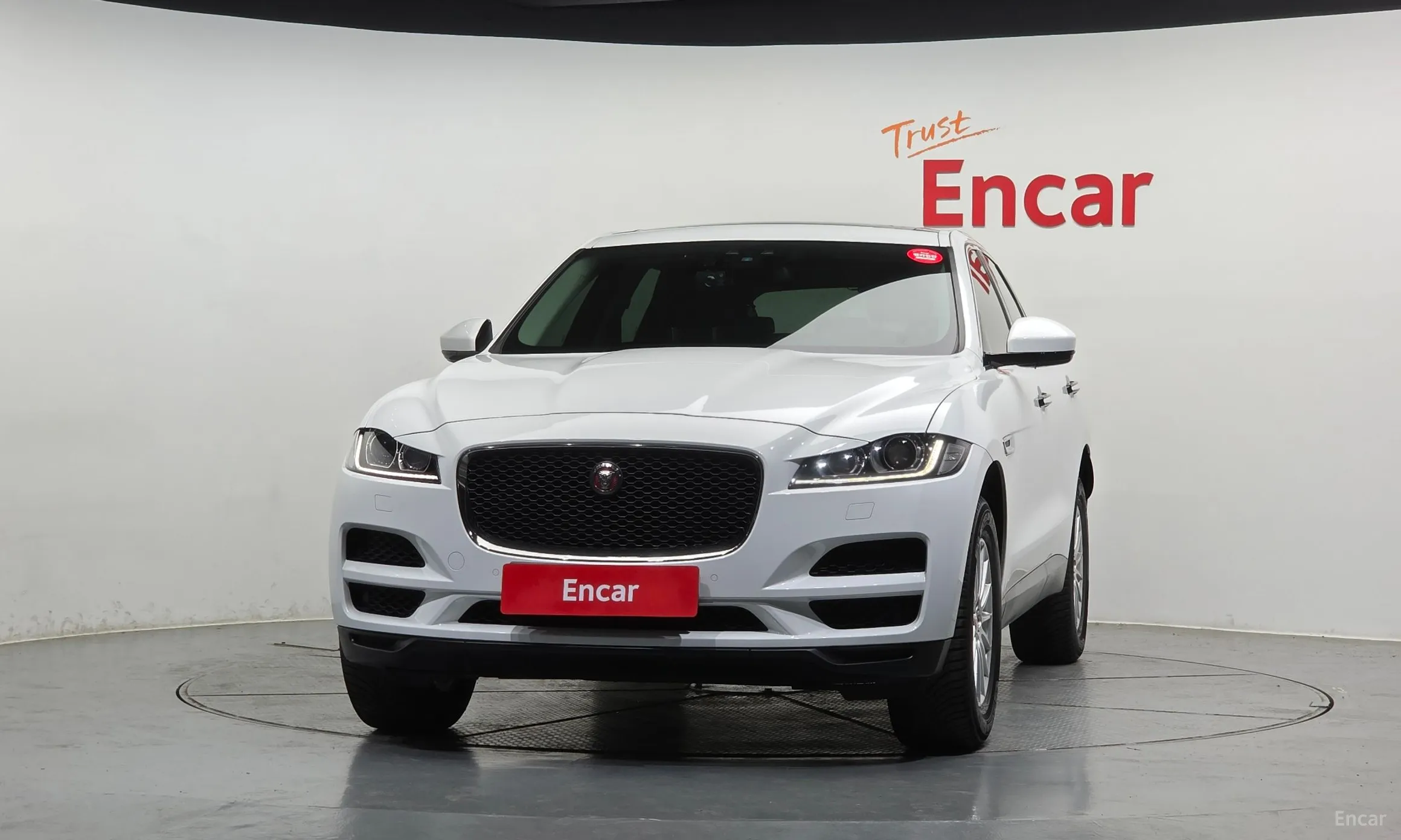 Jaguar F-PACE превью 3