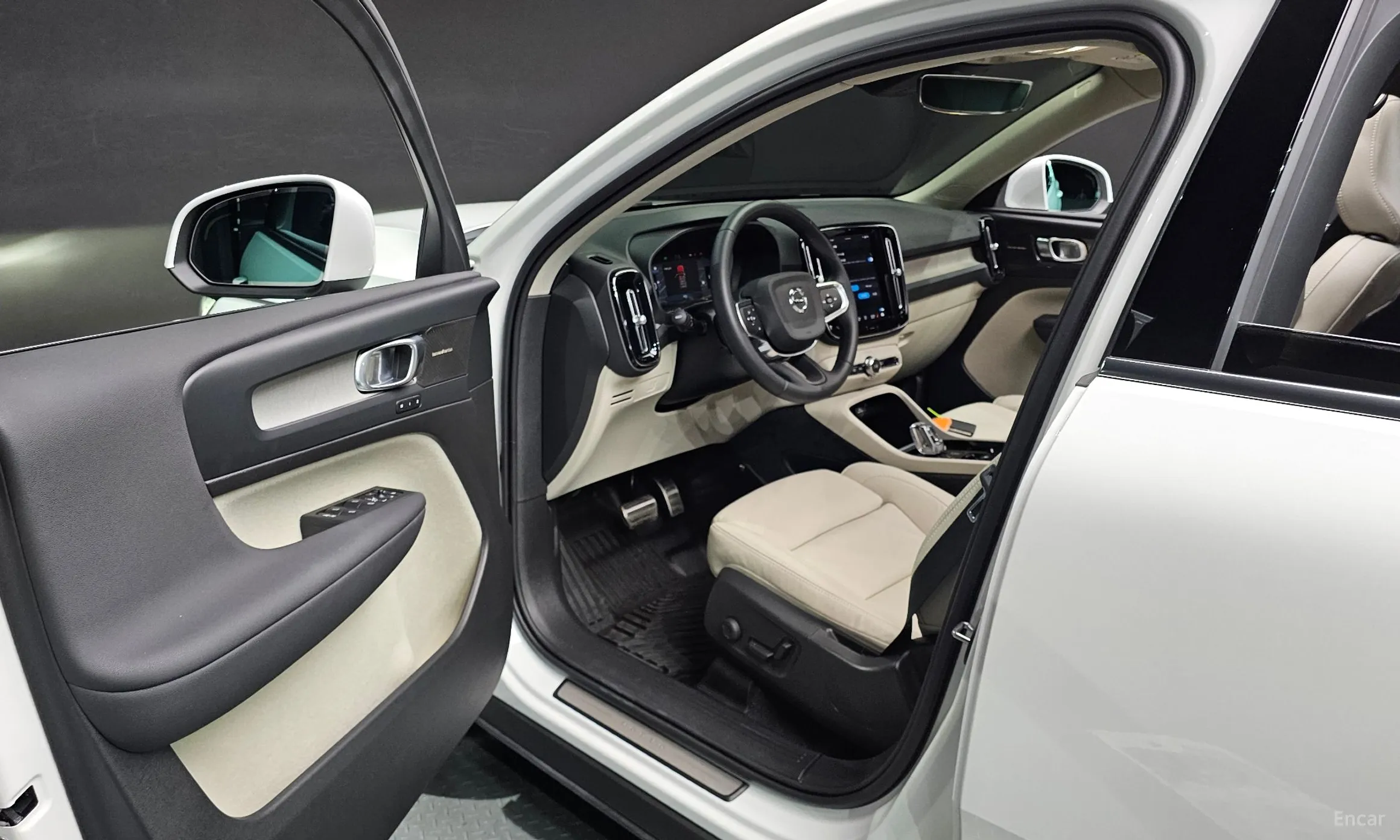 Volvo XC40 превью 10