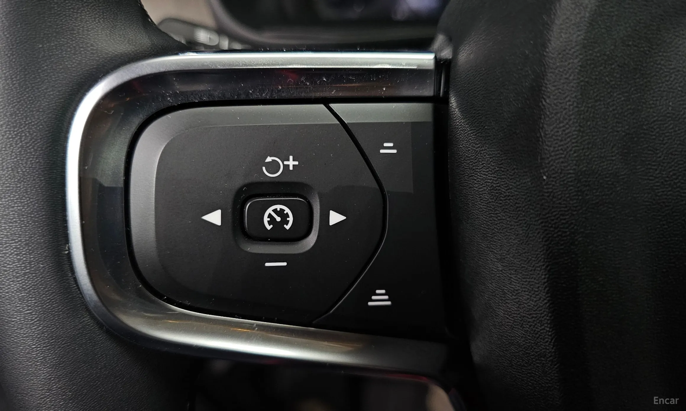 Volvo XC40 превью 16