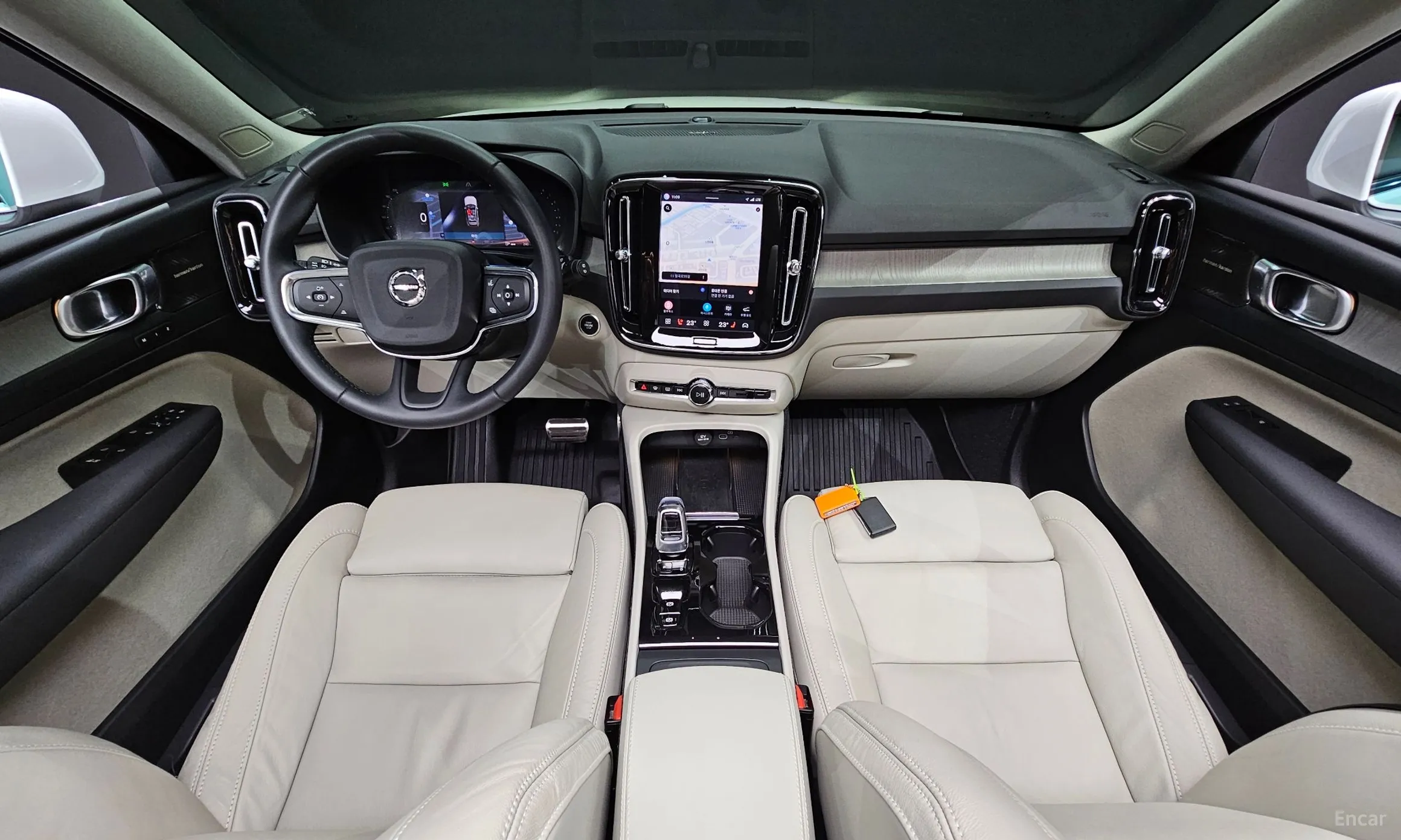 Volvo XC40 превью 7