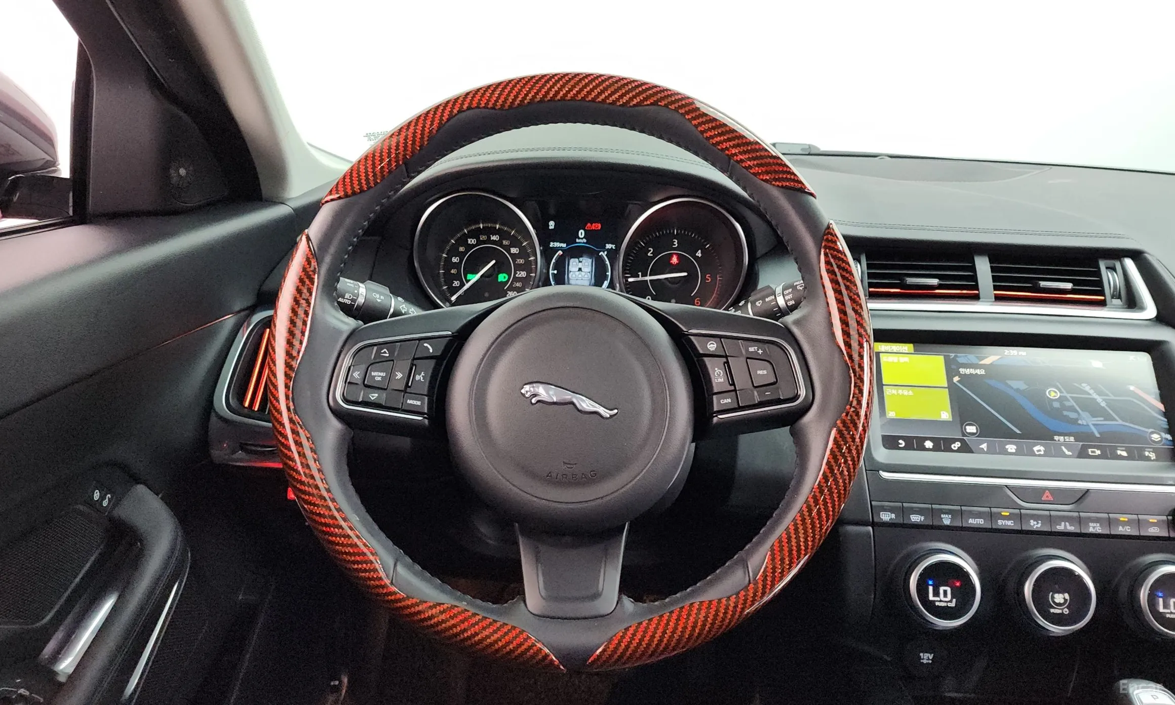 Jaguar E-PACE превью 13