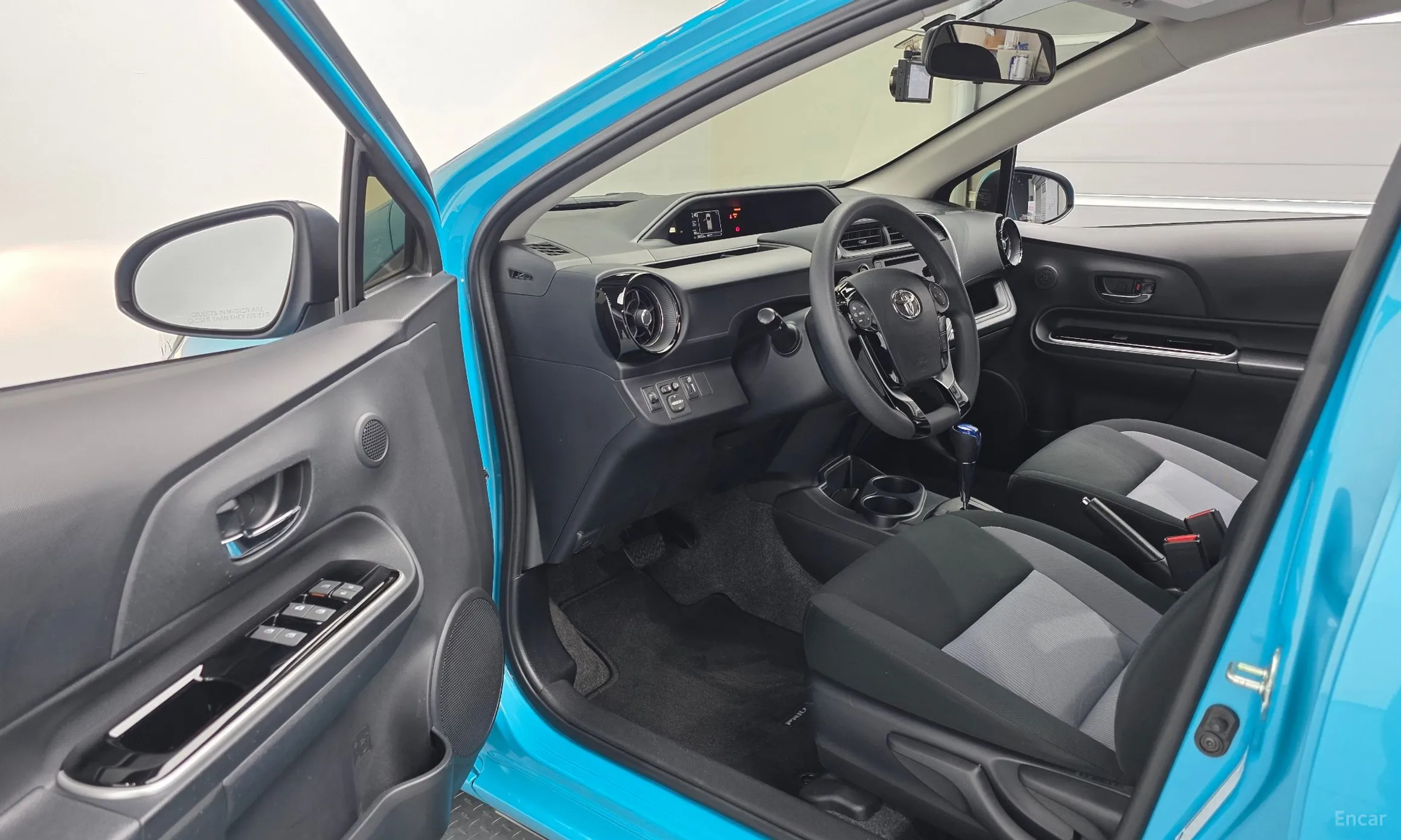 Toyota Prius C превью 10