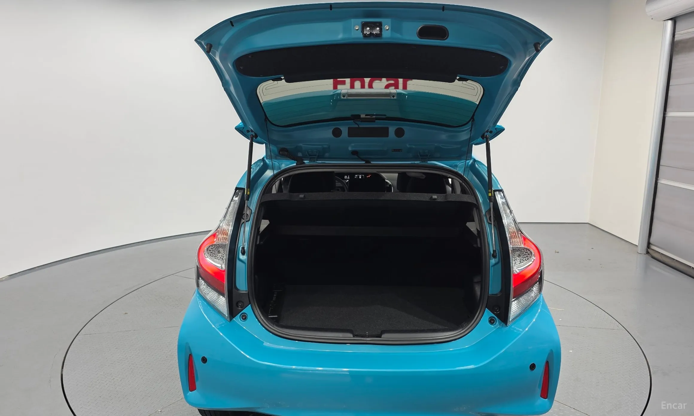 Toyota Prius C превью 20