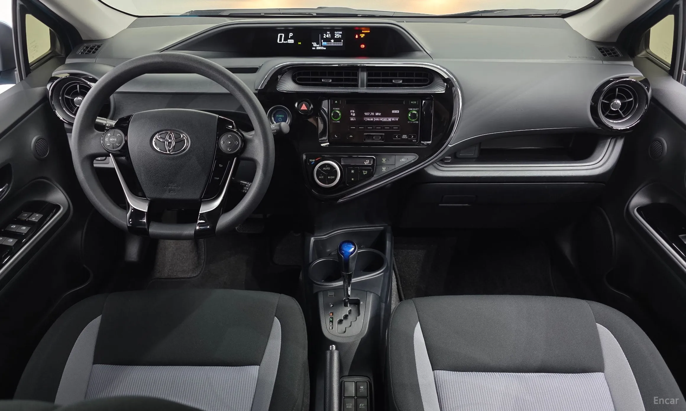 Toyota Prius C превью 7